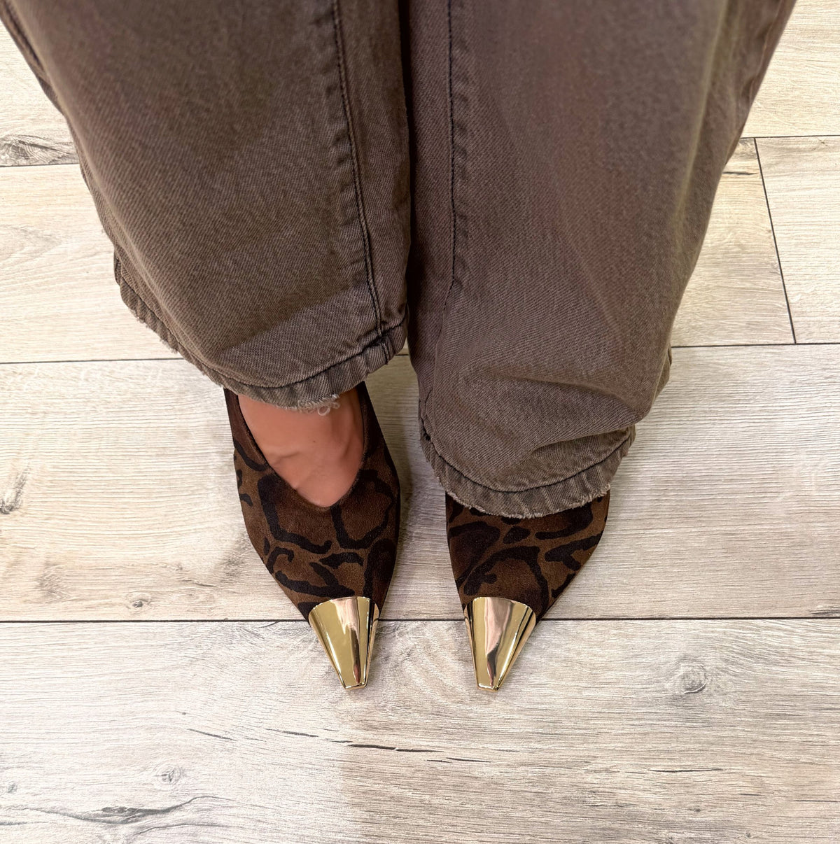 Slingback in camoscio tigrato con punta dorata