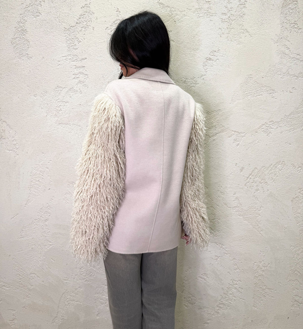 Cappotto con manica bouclé