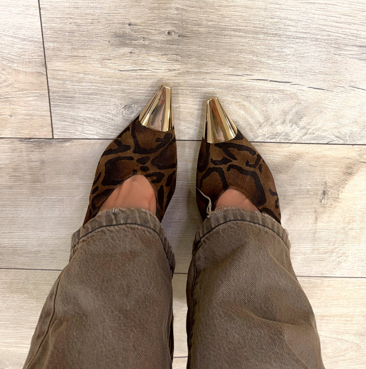 Slingback in camoscio tigrato con punta dorata
