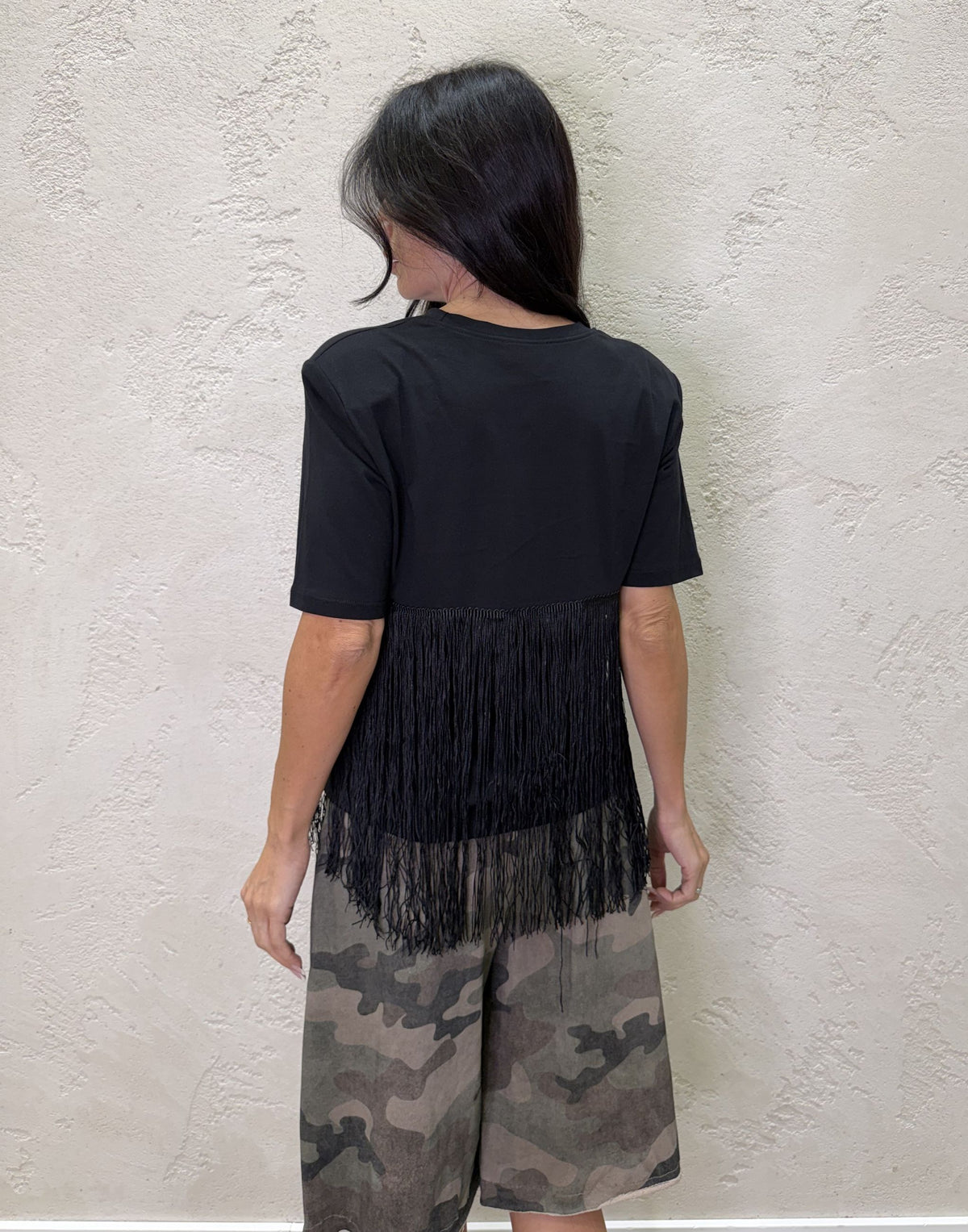 T-shirt con frange e spalla rinforzata