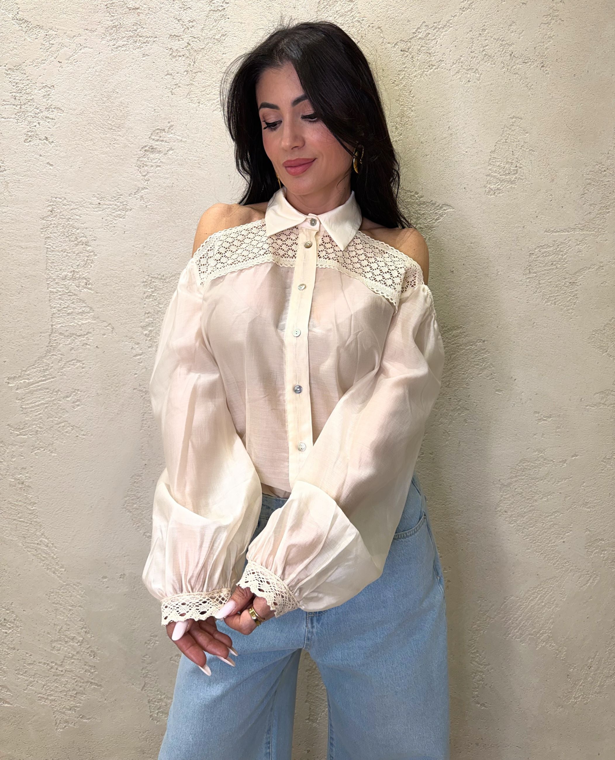 camicia cut out con dettaglio in crochet