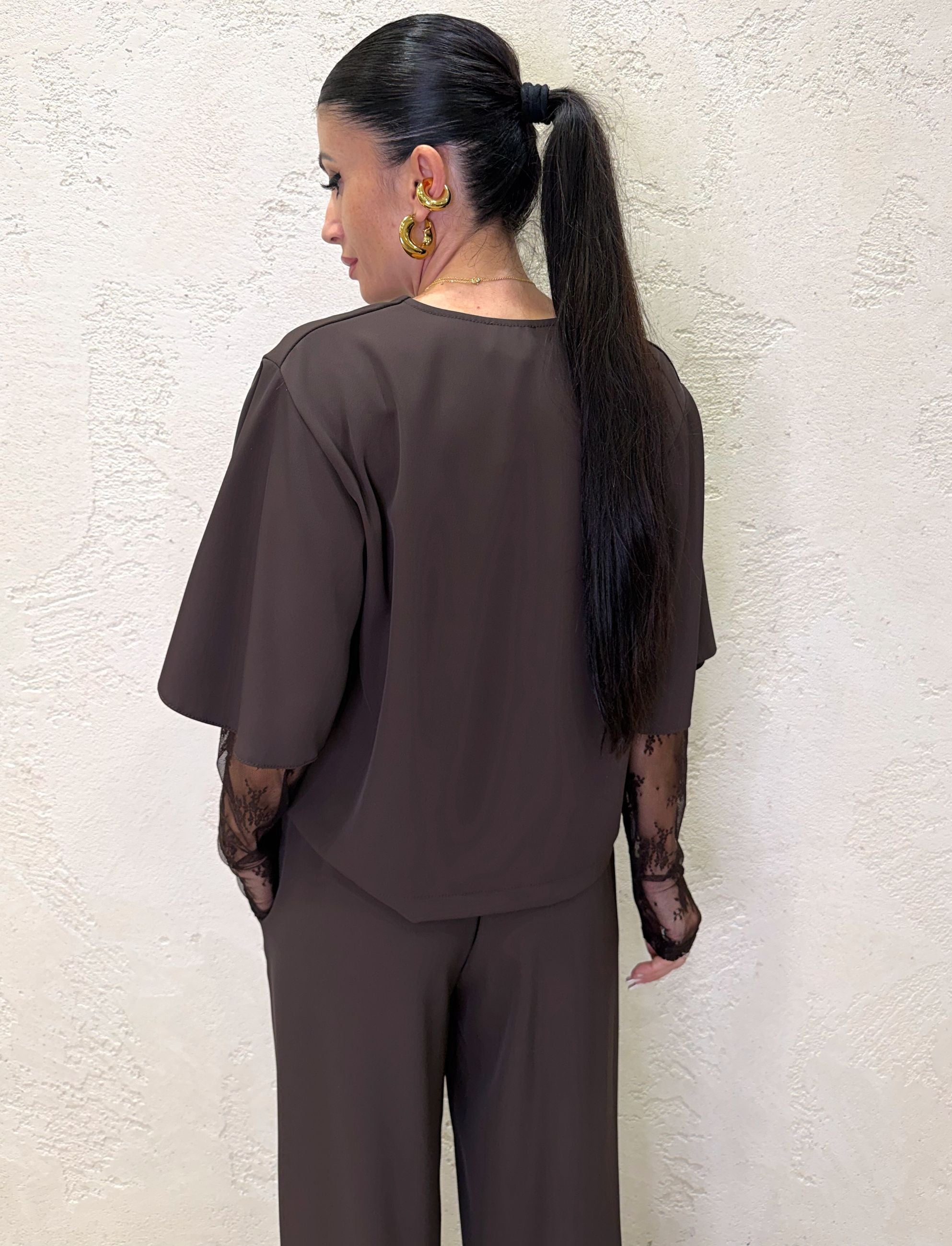 Completo composto da blusa con maniche in pizzo e pantalone fluido a palazzo