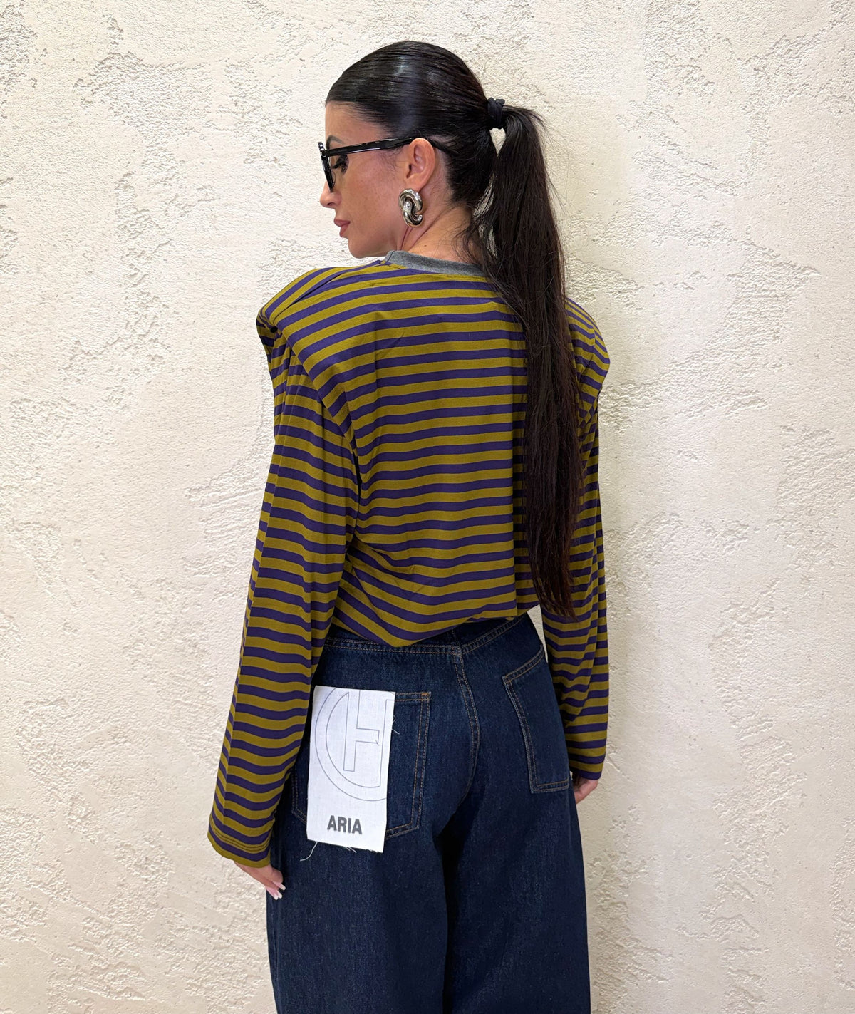 Maglia in viscosa con spalla rinforzata.