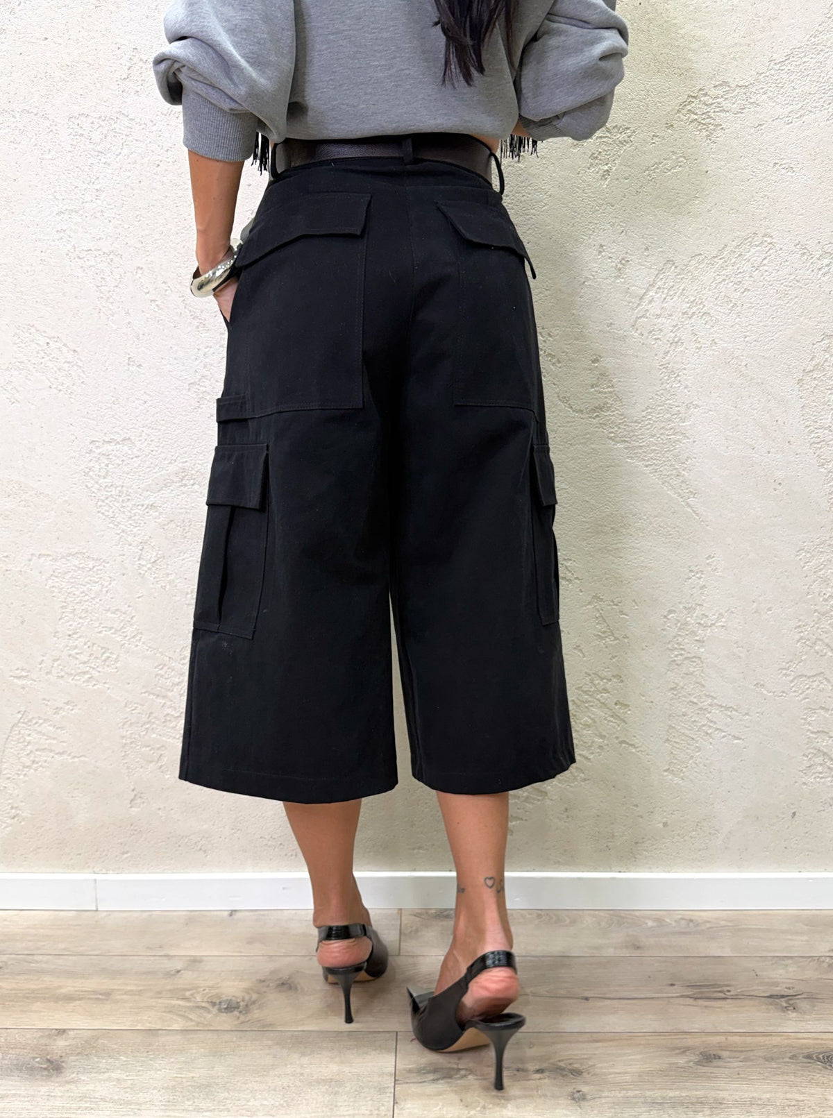 Maxi bermuda con tasconi e cintura
