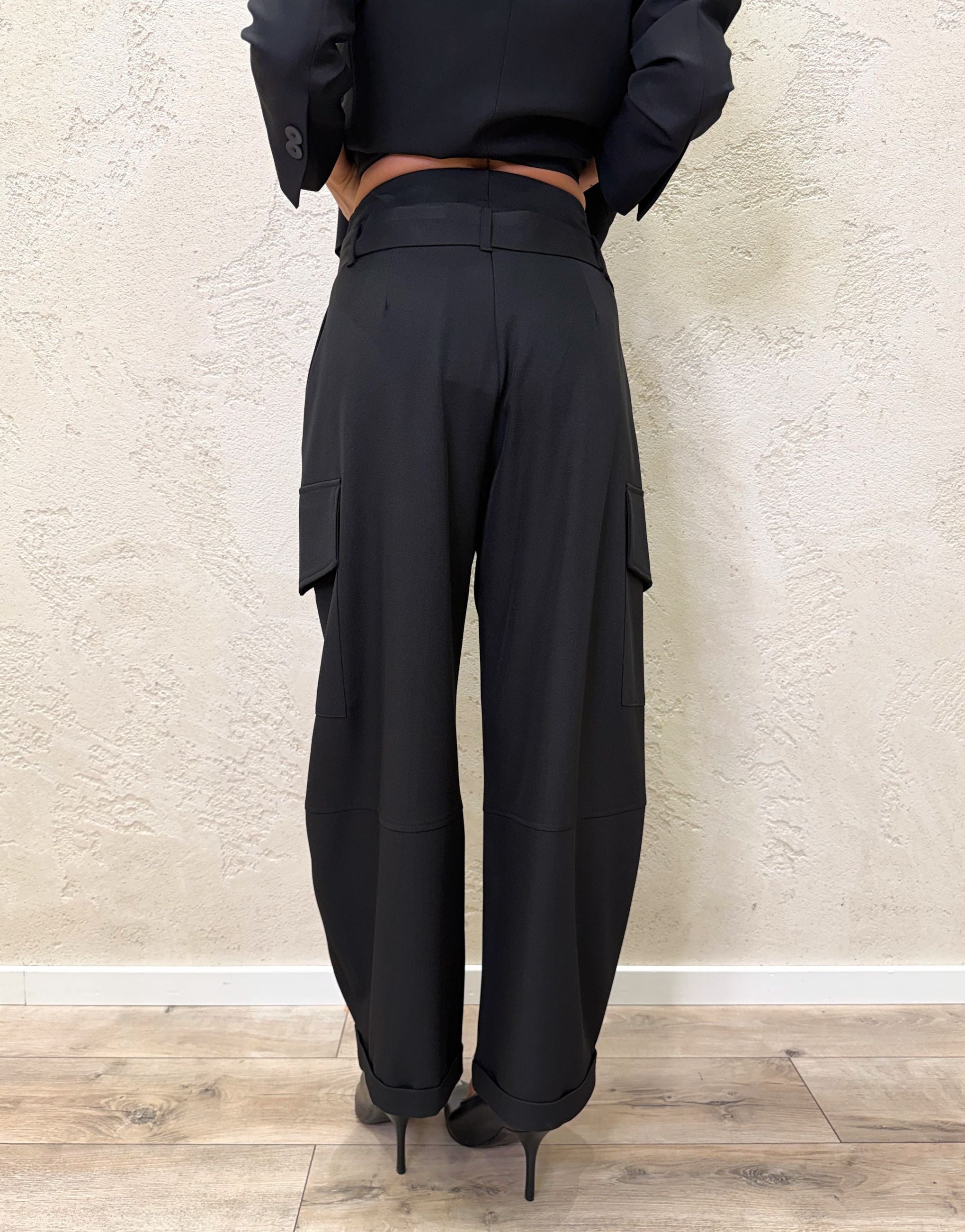 Pantaloni barrel fit con maxi tasche