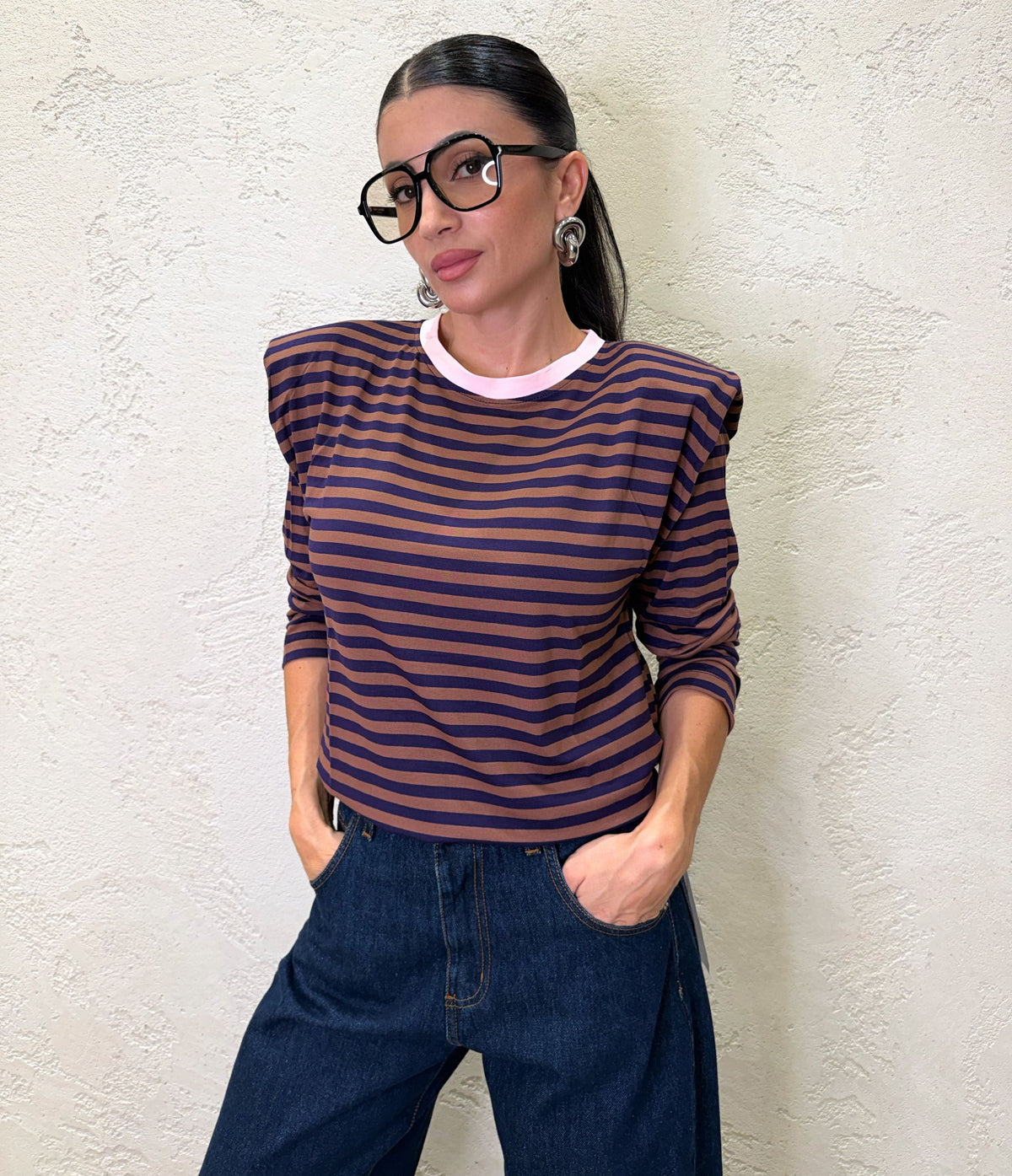 Maglia in viscosa con spalla rinforzata.