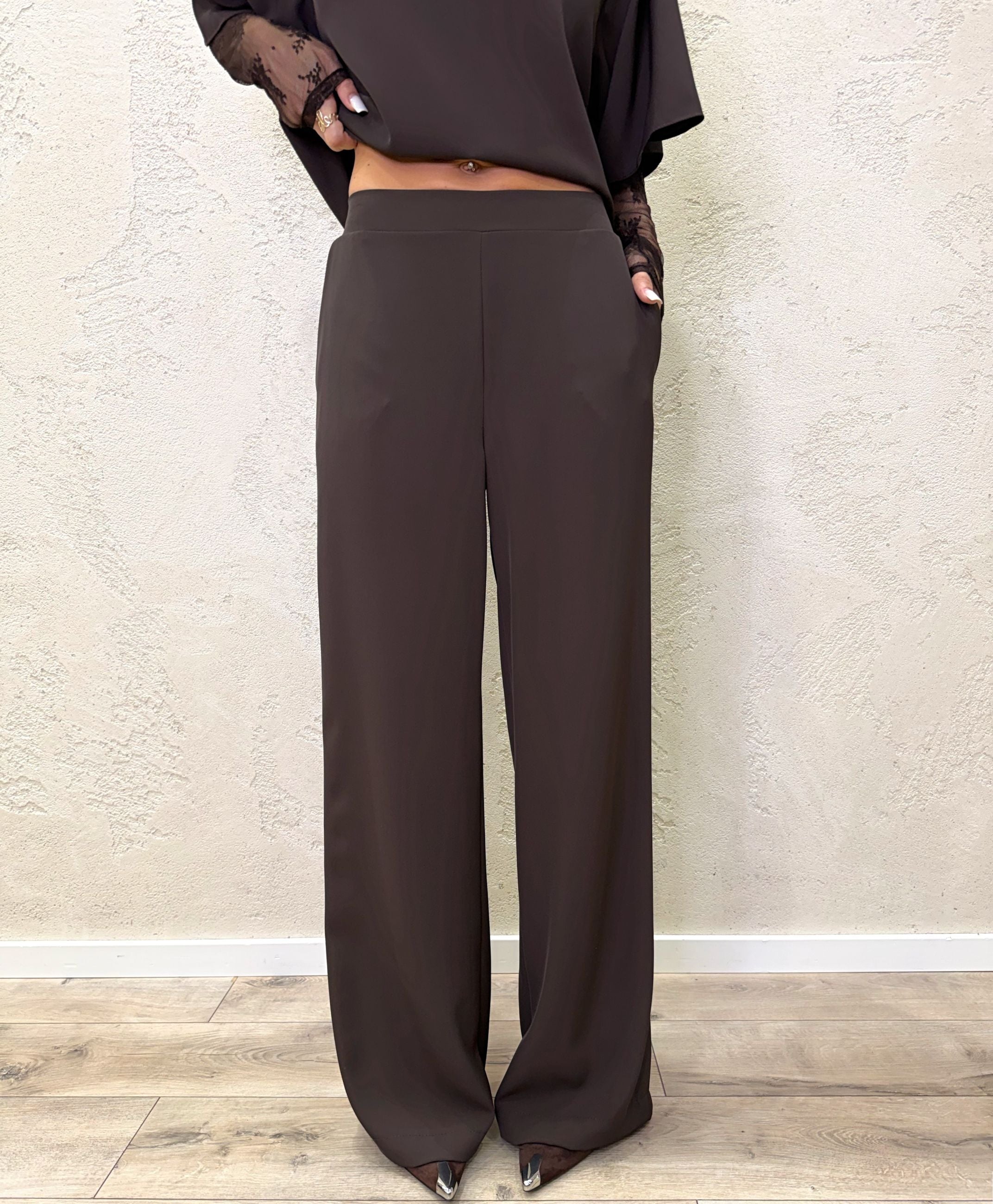 Completo composto da blusa con maniche in pizzo e pantalone fluido a palazzo
