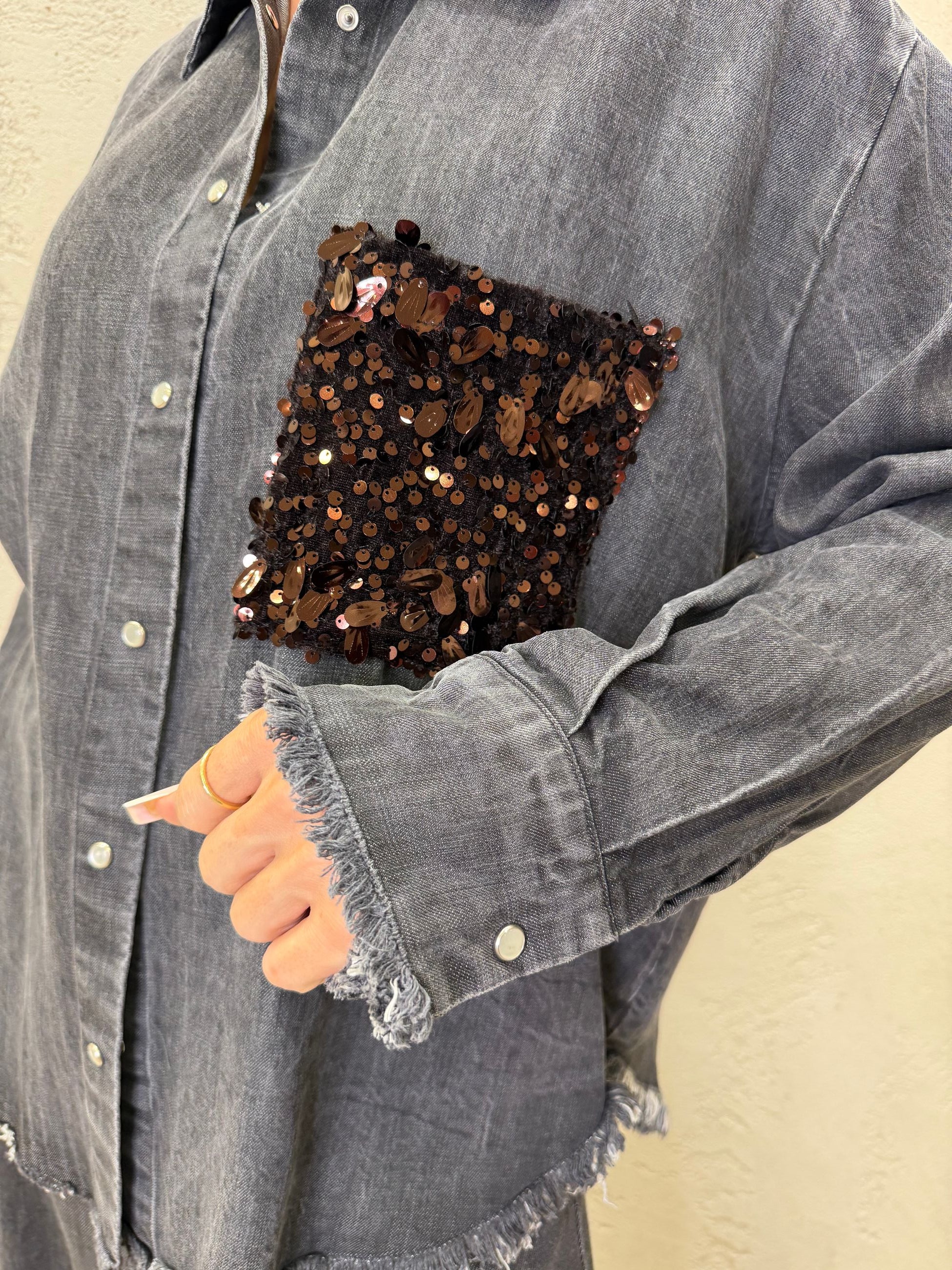 Camicia in denim con tasca pailletes