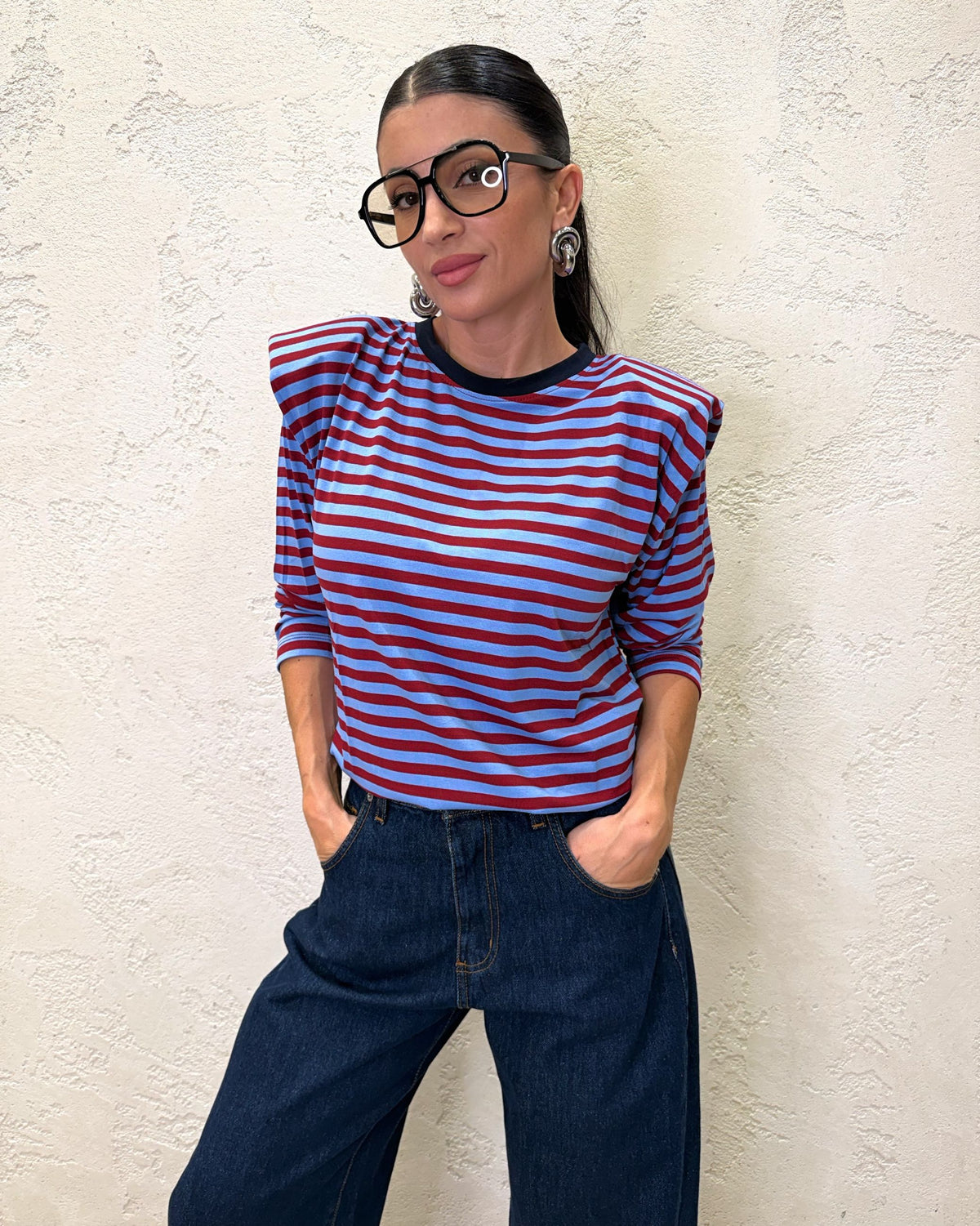 Maglia in viscosa con spalla rinforzata.