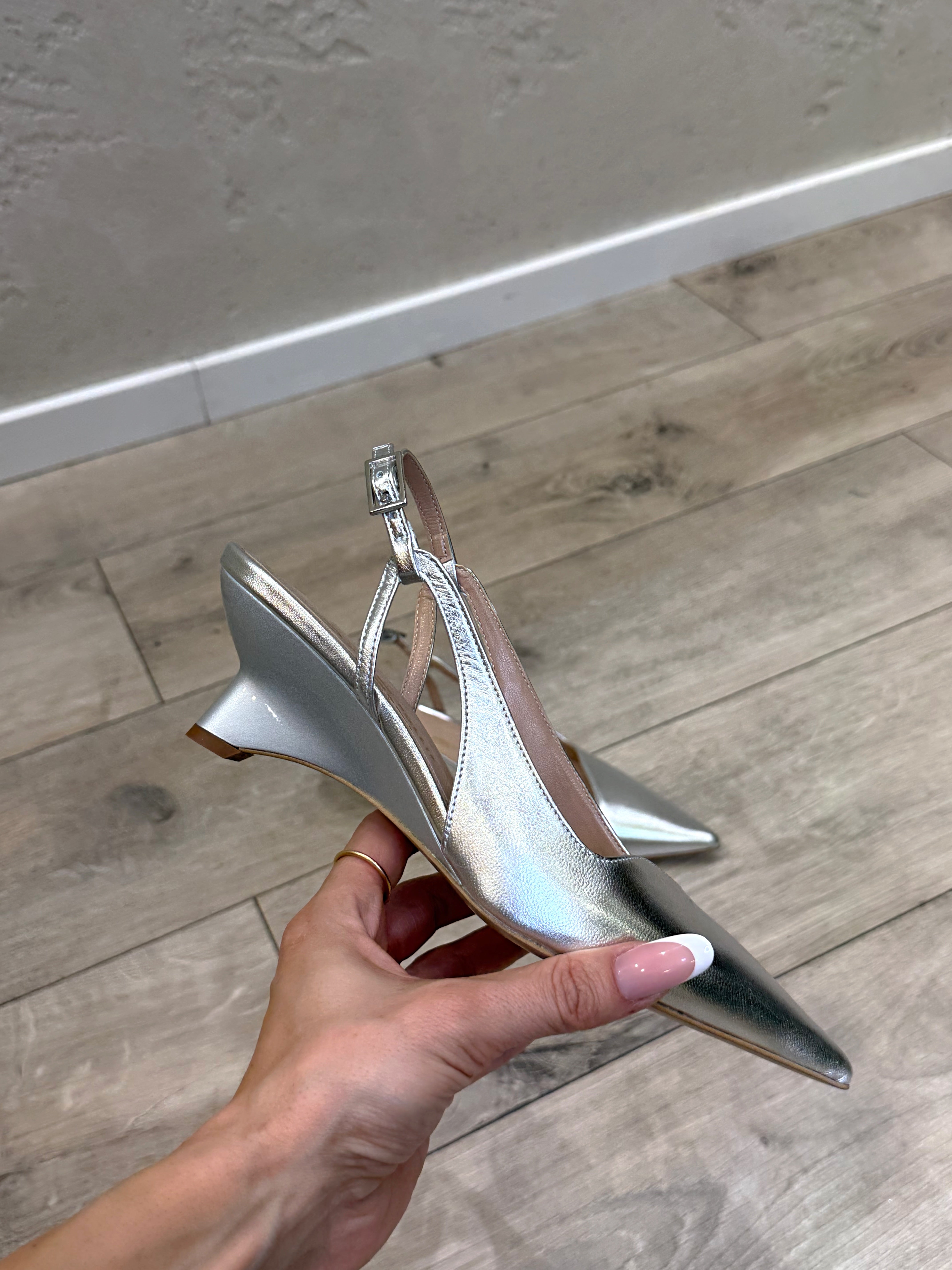 slingback laminta in vera pelle con tacco a blocco scolpito IS738 ARGENTO DIVINE FOLLIE 