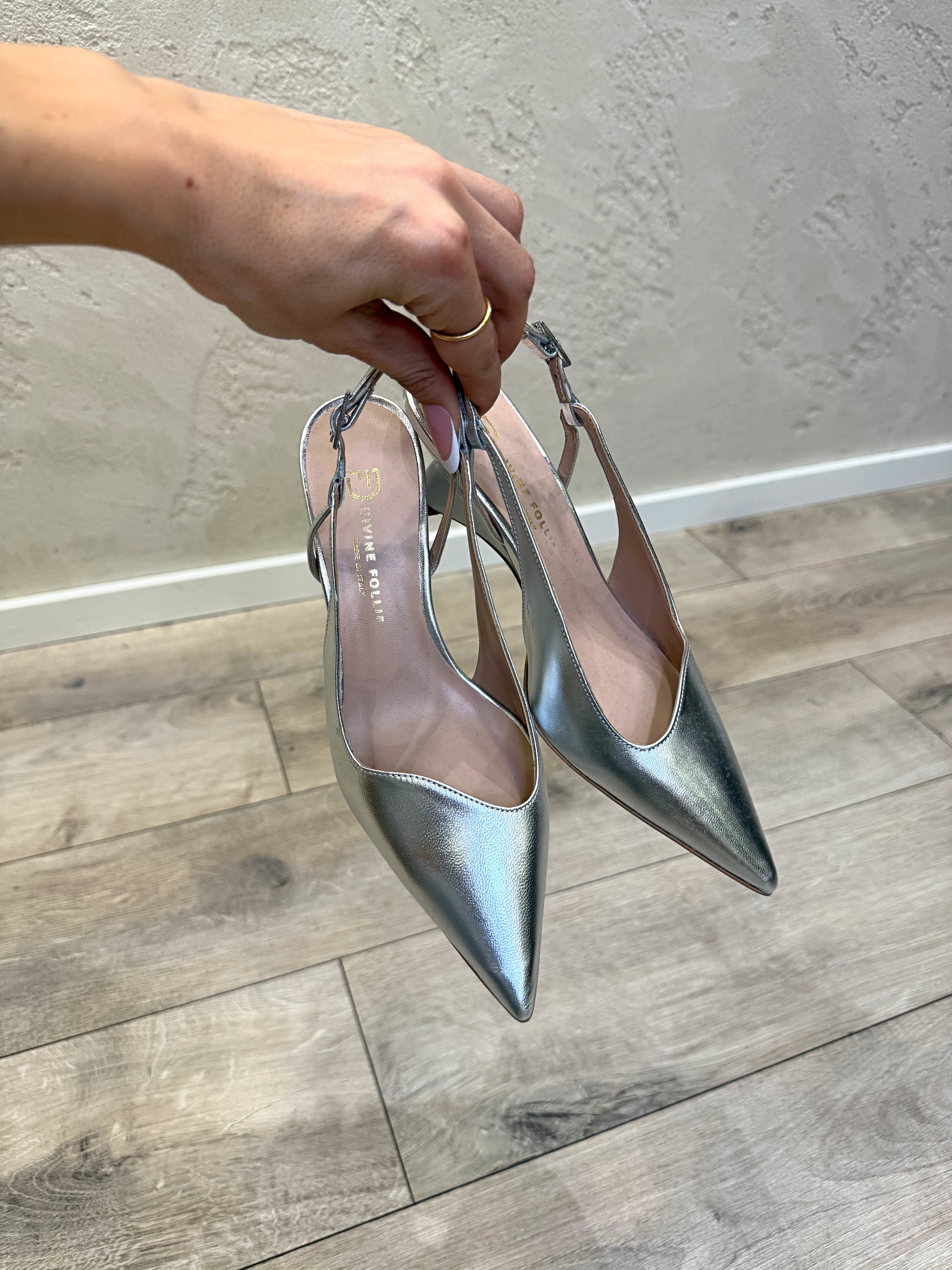 slingback laminta in vera pelle con tacco a blocco scolpito IS738 ARGENTO DIVINE FOLLIE 