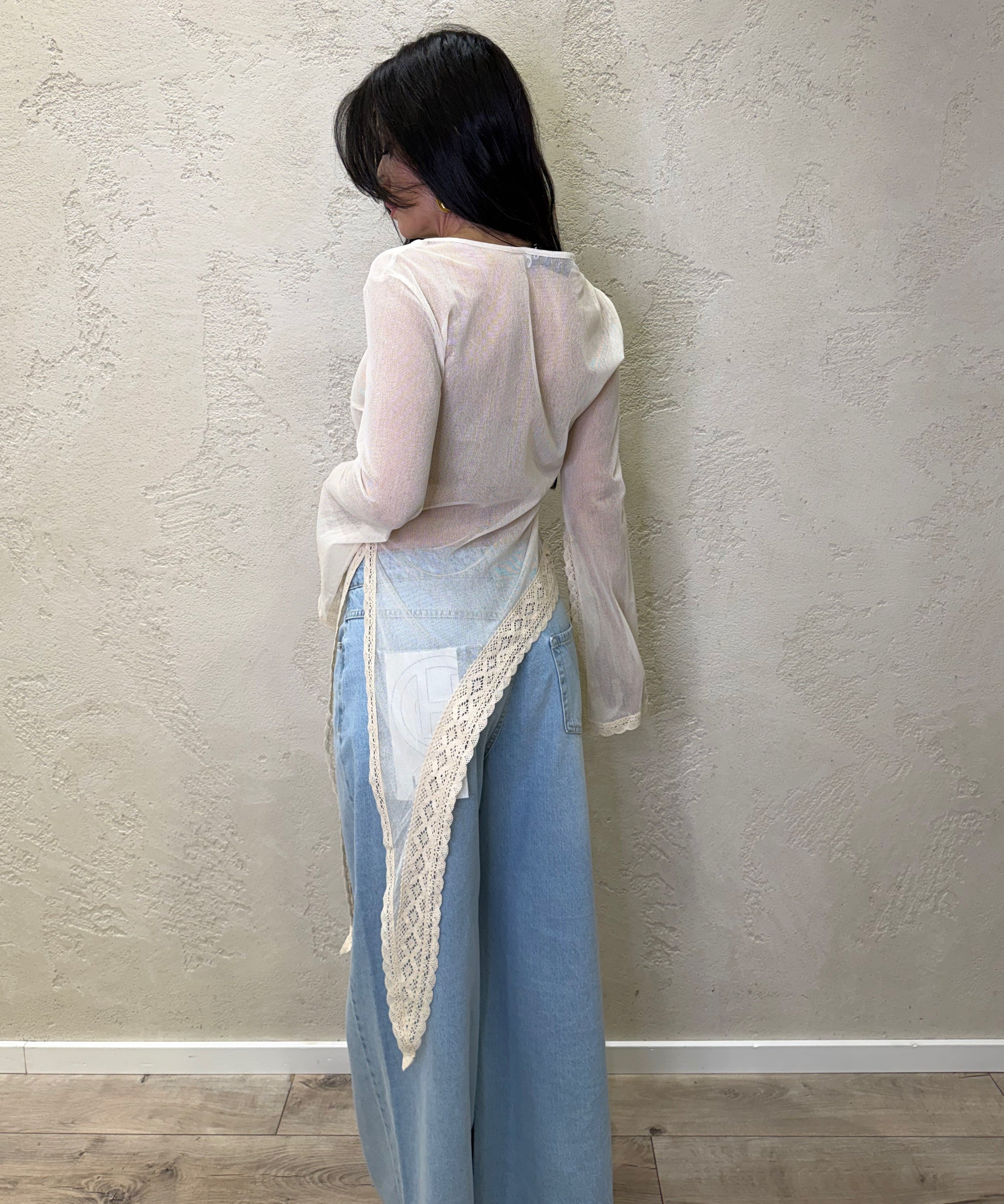 blusa effetto "vedo non vedo" con orlo asimmetrico e inserti in pizzo MVS-Q111 BURRO HAVEONE 