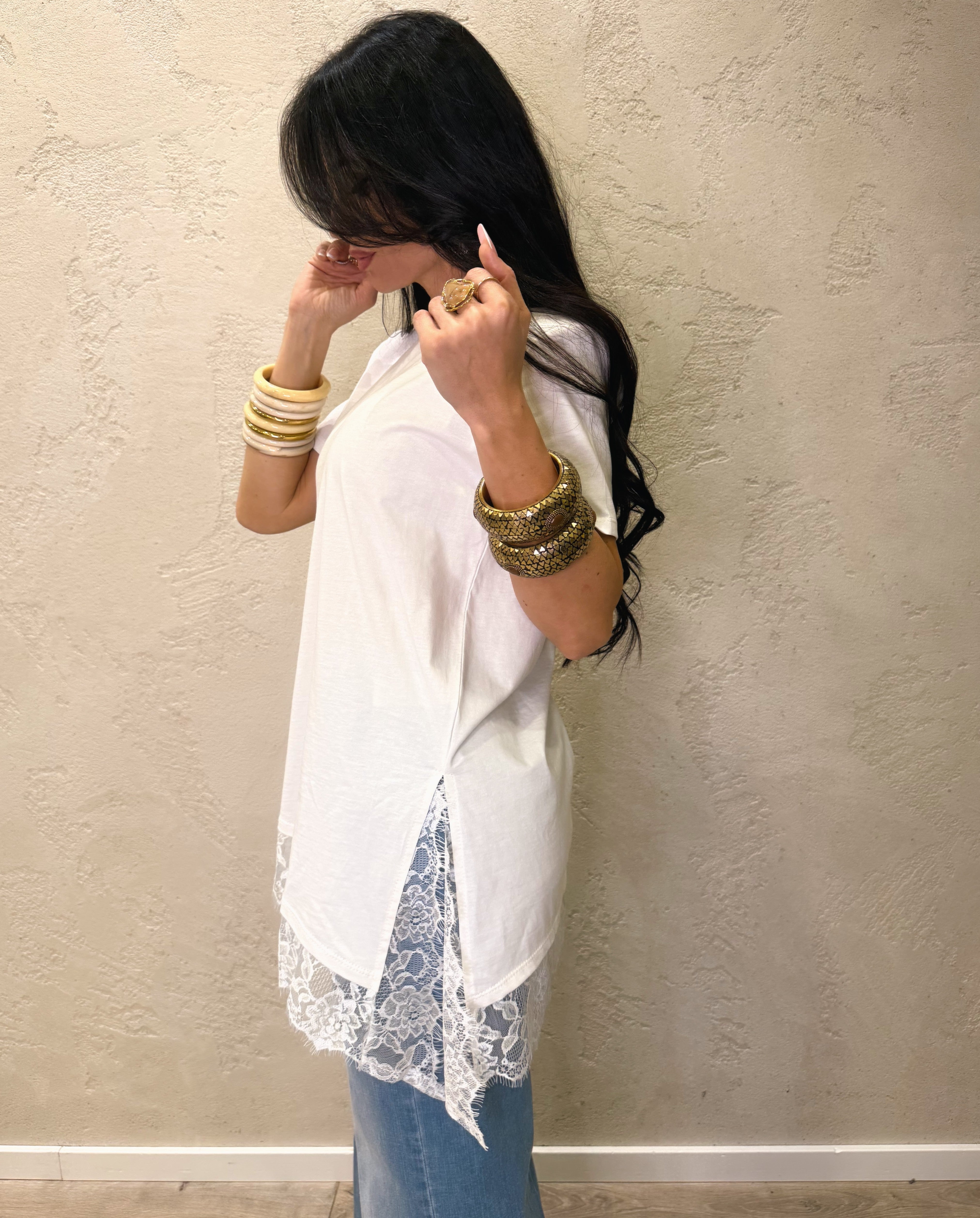 t-shirt asimmetrica con inserto in pizzo e spalline rinforzate 12054 LATTE SUSY MIX 