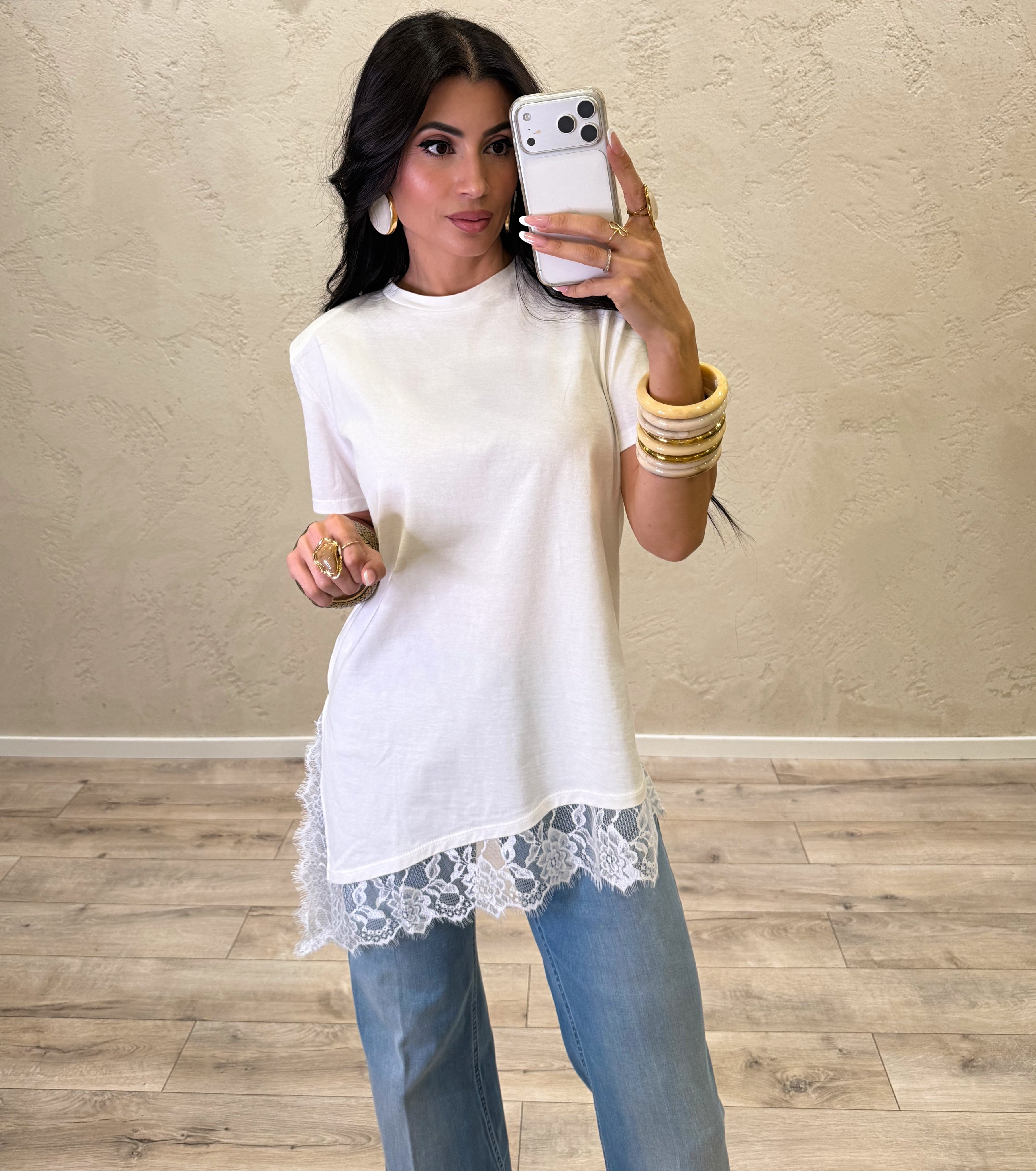 t-shirt asimmetrica con inserto in pizzo e spalline rinforzate 12054 LATTE SUSY MIX 