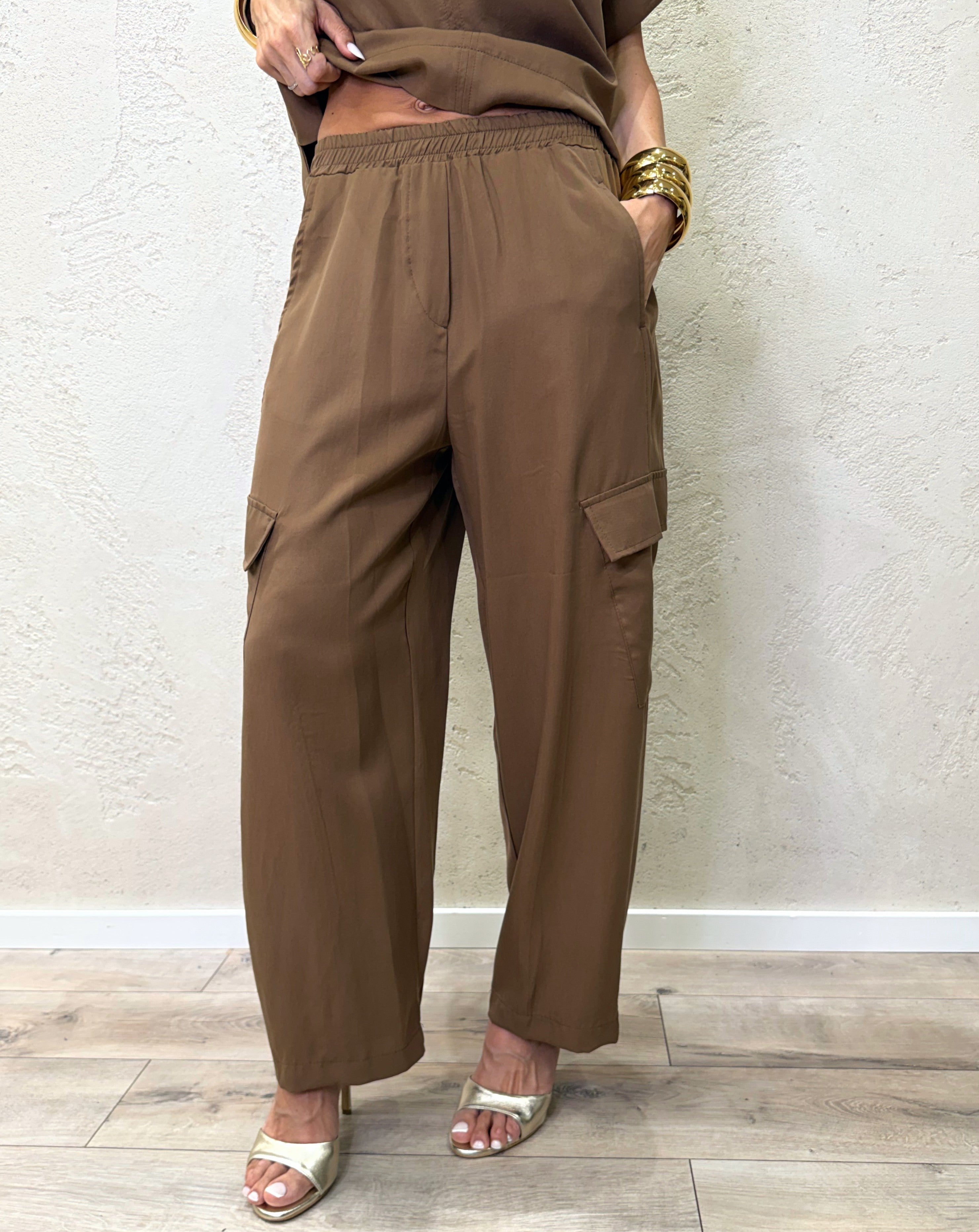 completo composto da blusa a scatoletta e pantaloni cargo a gamba dritta 3074 TABACCO SUSY MIX 