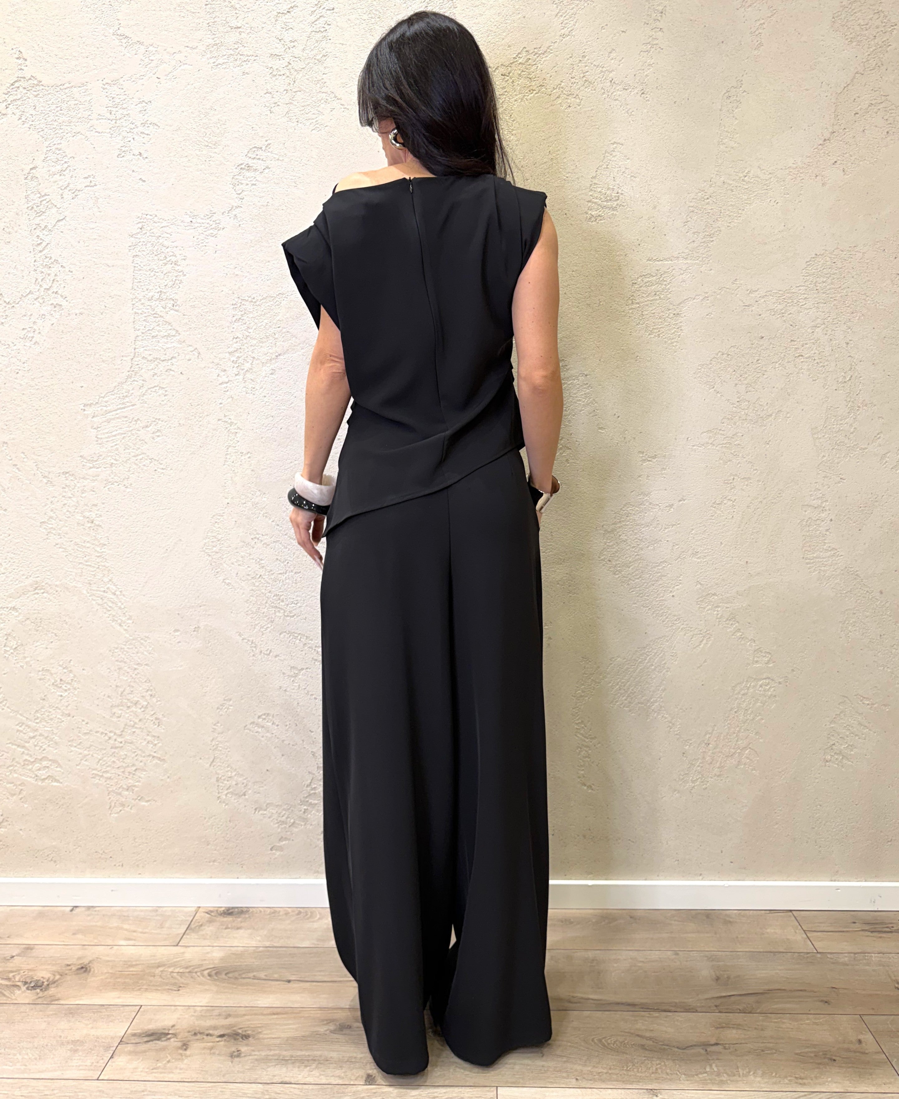 completo fluido composto da top asimmetrico e pantalone a palazzo PP372T52F1 NERO SUSY MIX 
