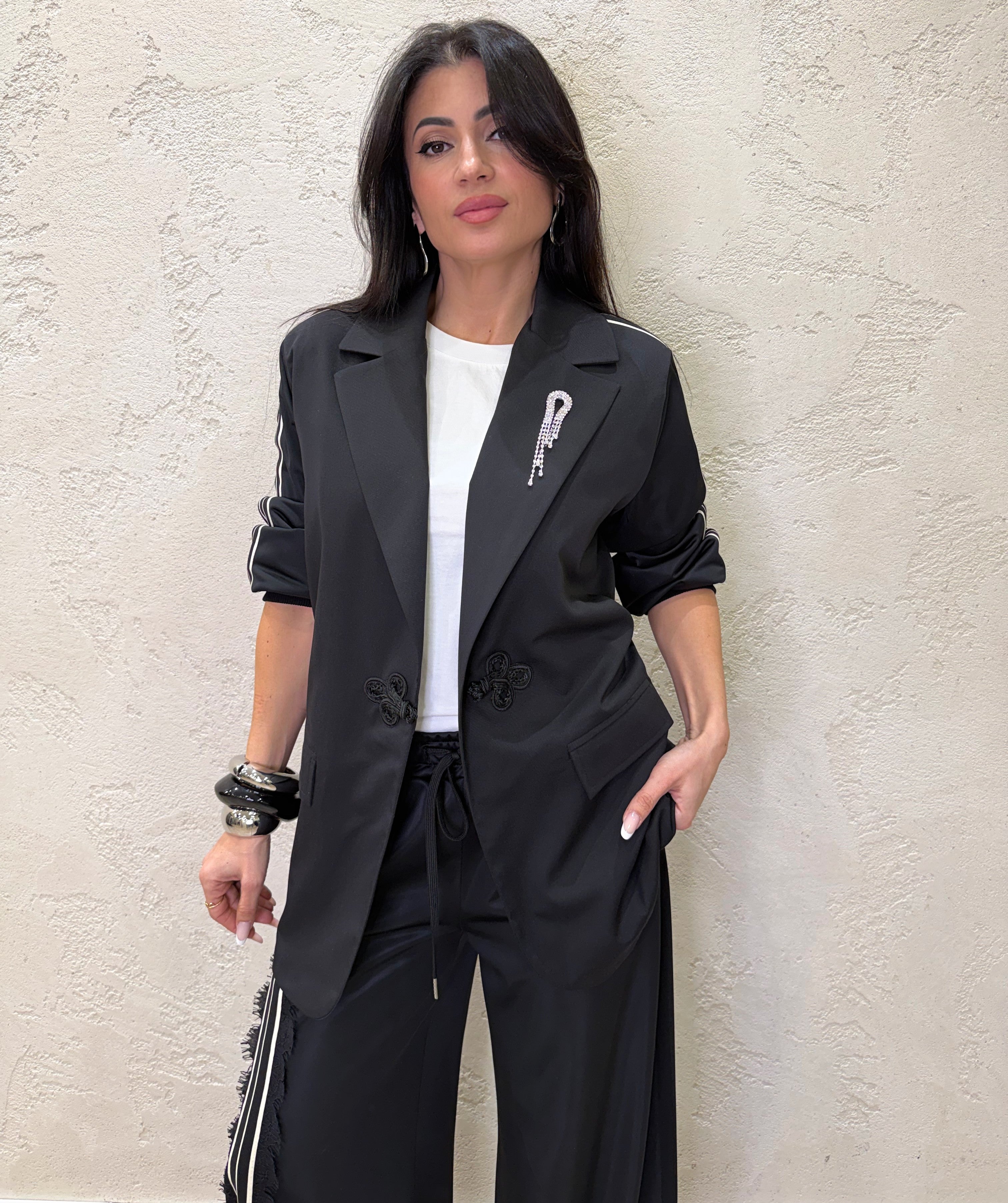 blazer con chiusura decorativa e maniche in raso tecnico S3387 NERO SUSY MIX 
