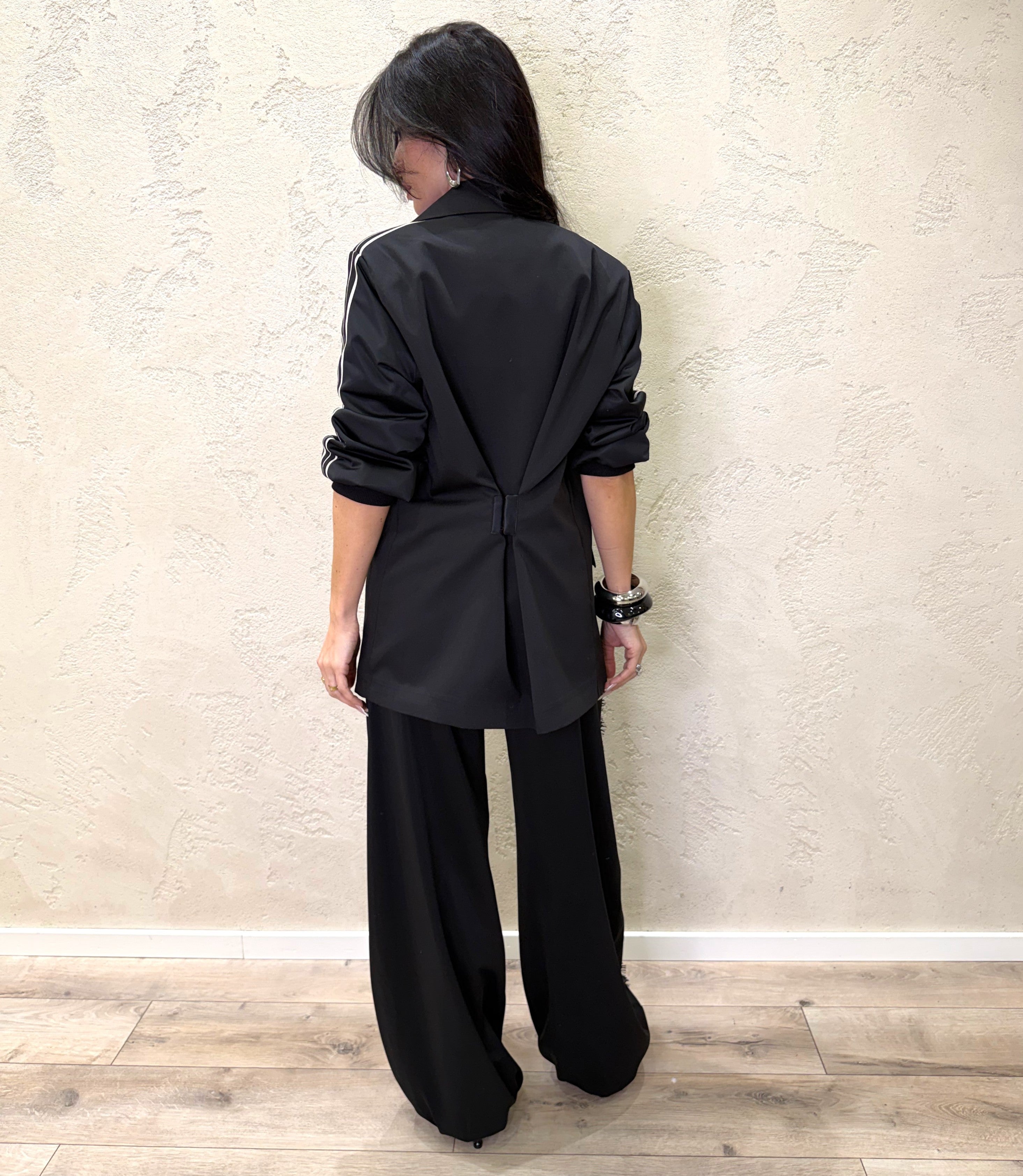 blazer con chiusura decorativa e maniche in raso tecnico S3387 NERO SUSY MIX 