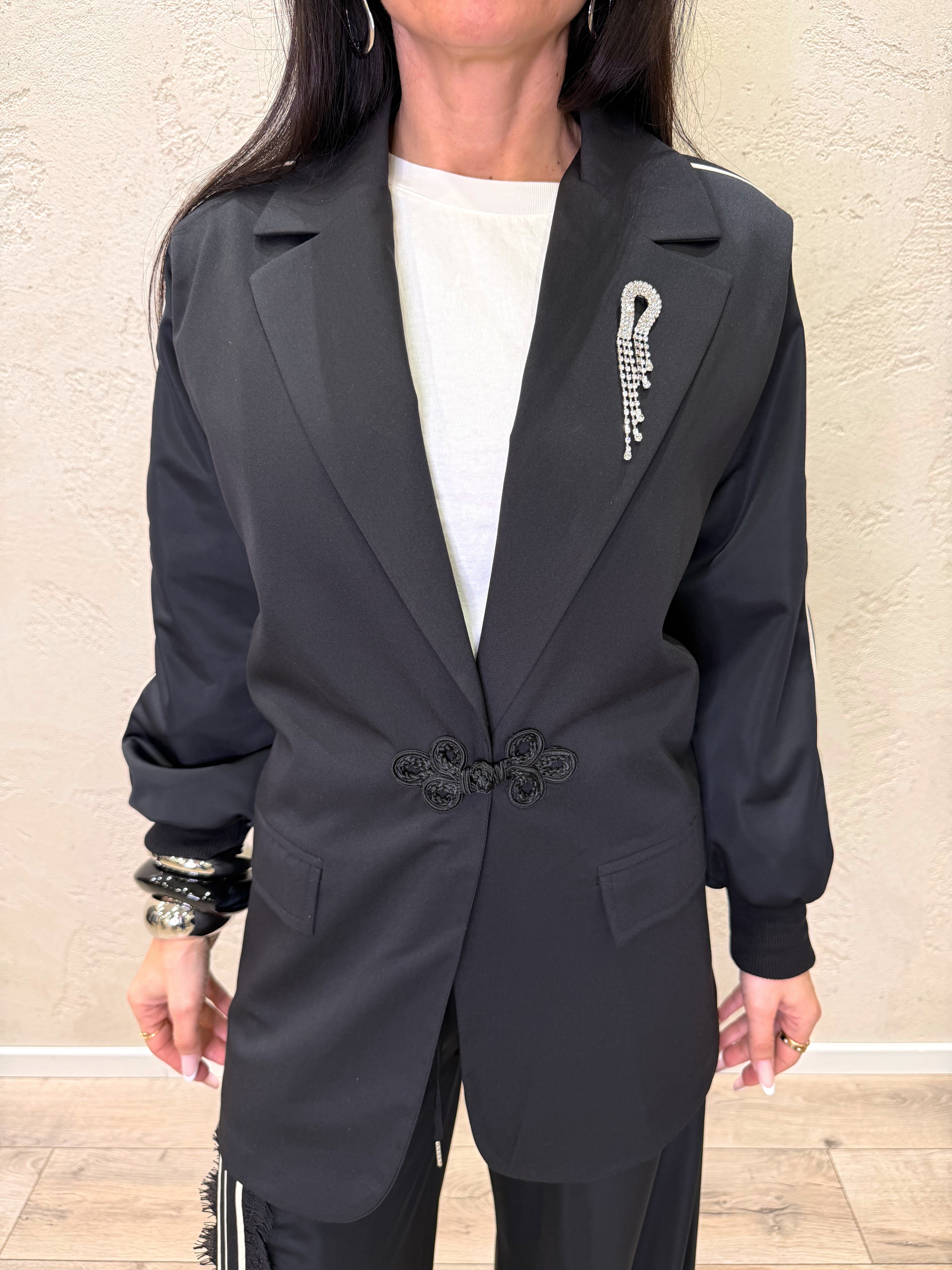 blazer con chiusura decorativa e maniche in raso tecnico S3387 NERO SUSY MIX 