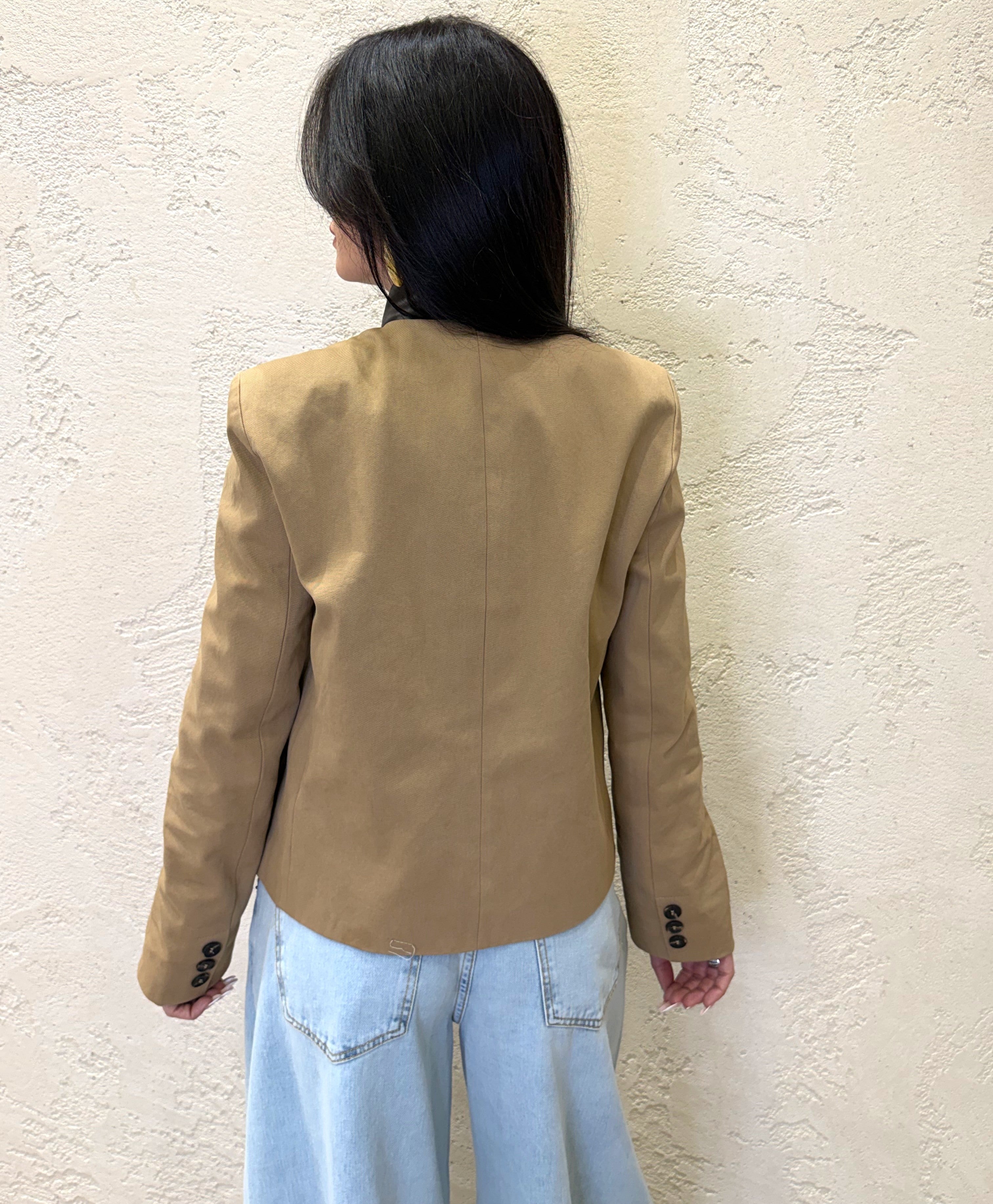giacca con colletto in ecopelle e chiusura asimmetrica 26B4329 BEIGE TENSIONE IN 