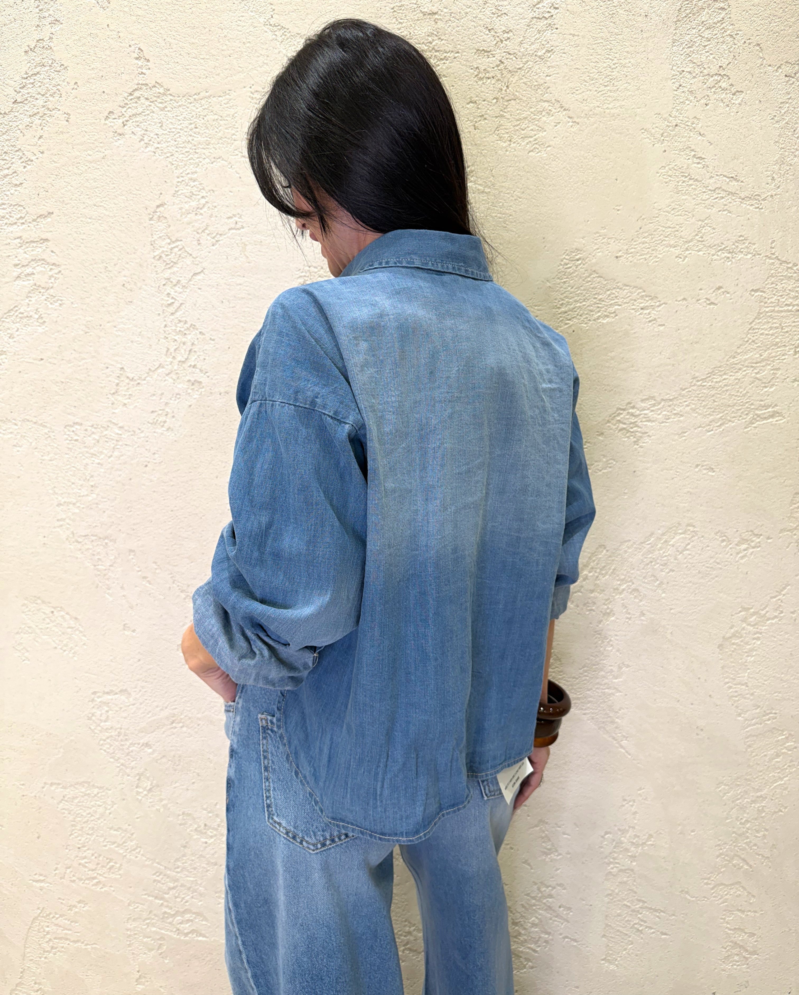 camicia leggermente over in jeans S26C315 DENIM TENSIONE IN 