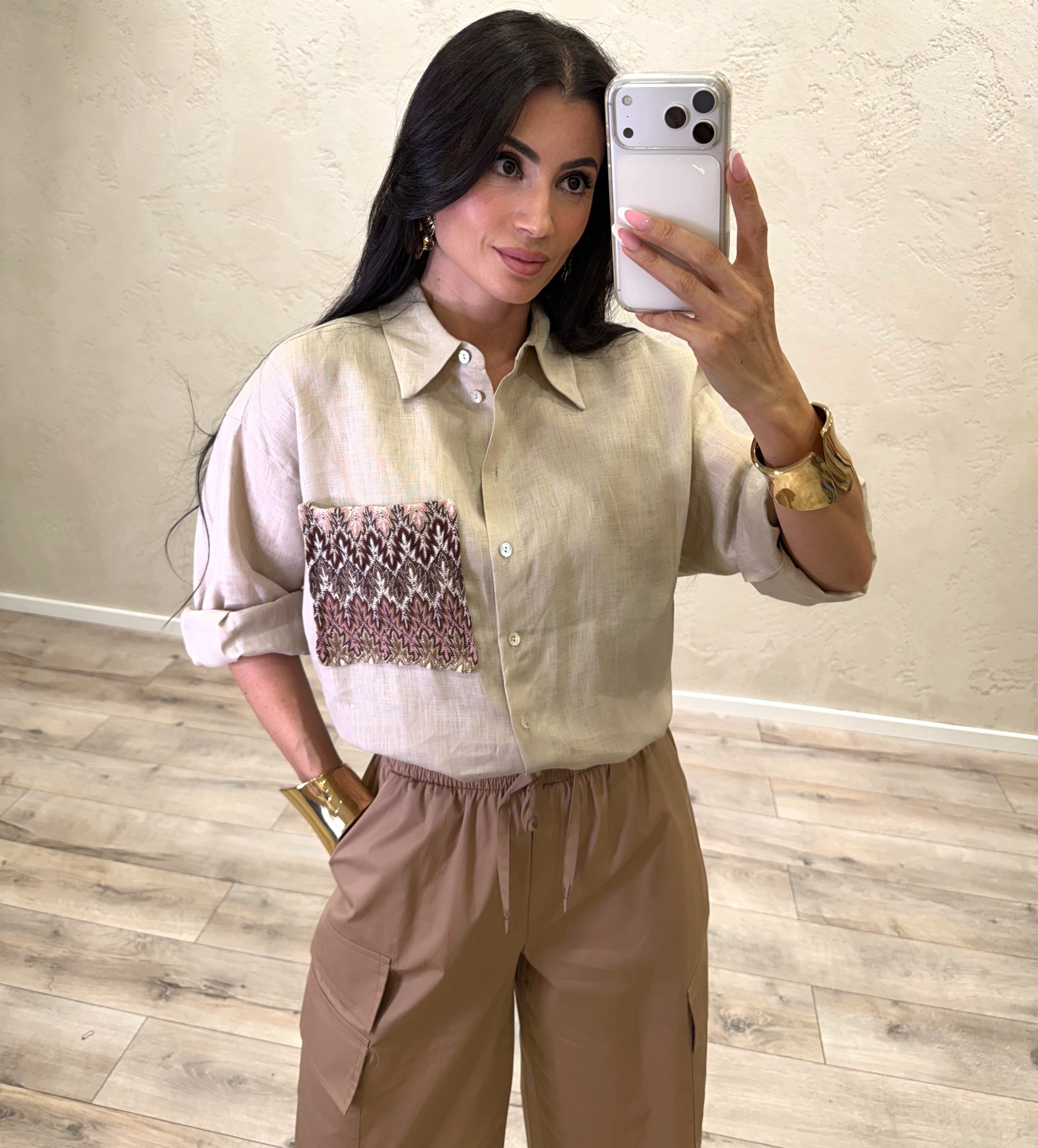 camicia in 100% lino con tasca ricamata S26CG16 SABBIA TENSIONE IN 