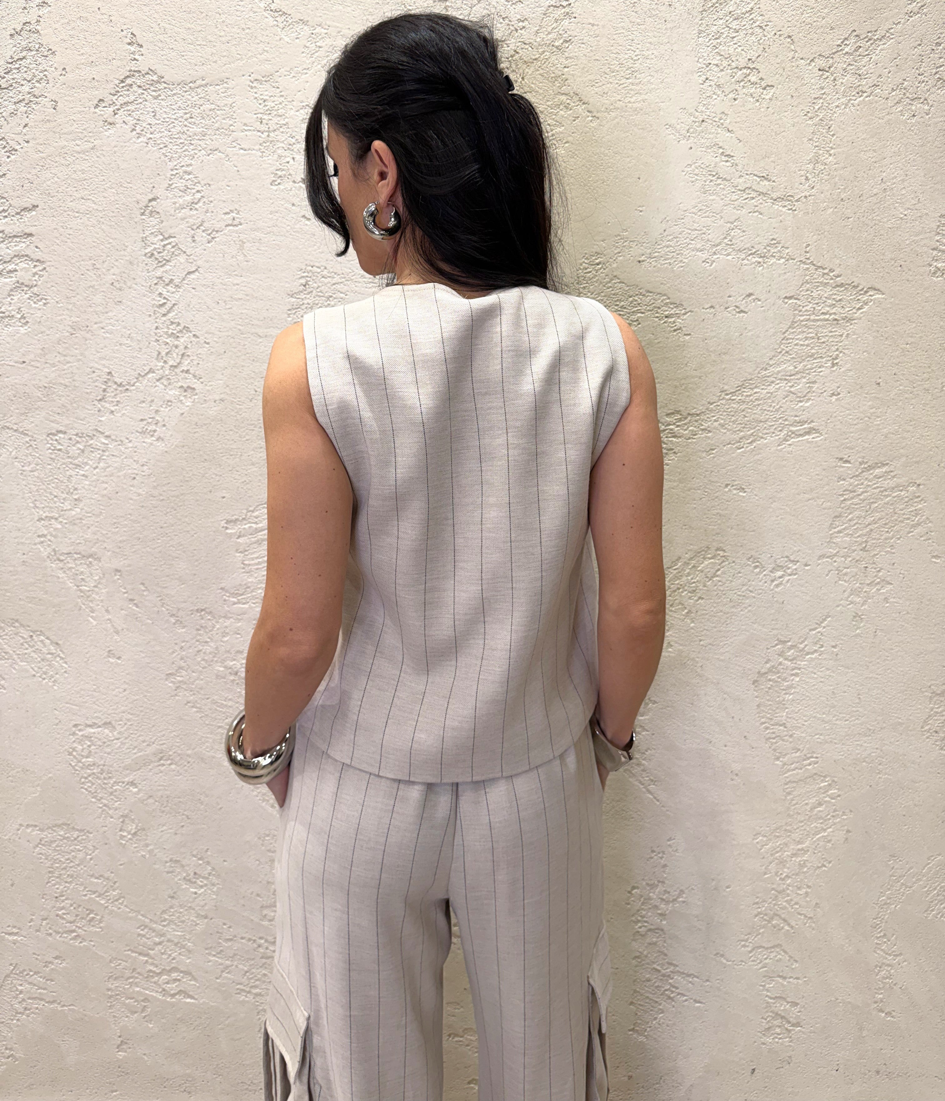 gilet gessato con chiusura asimmetrica S26J906 BEIGE TENSIONE IN 