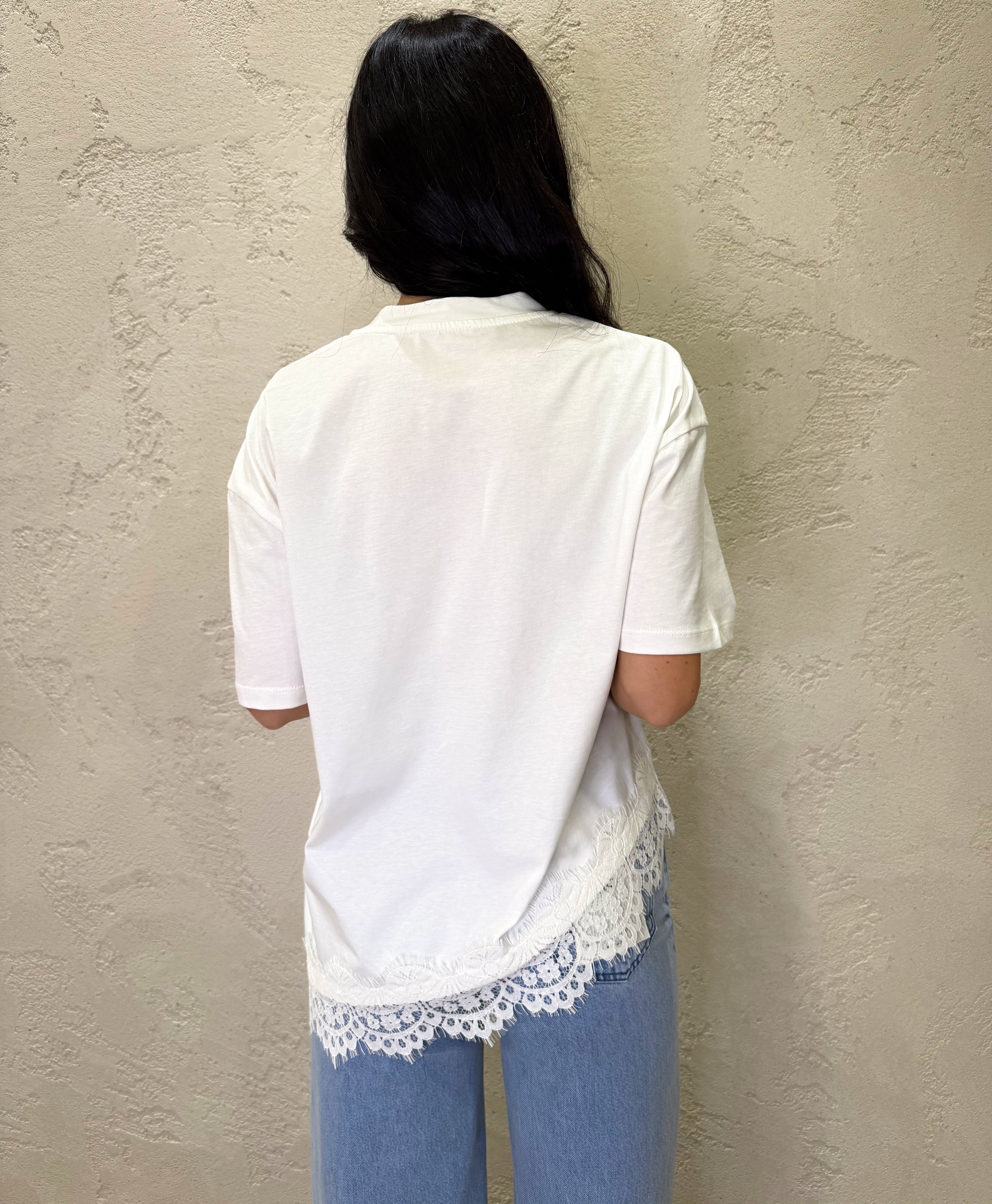 t-shirt asimmetrica con inserto in pizzo sul fondo RAB0598 BIANCO VICOLO 