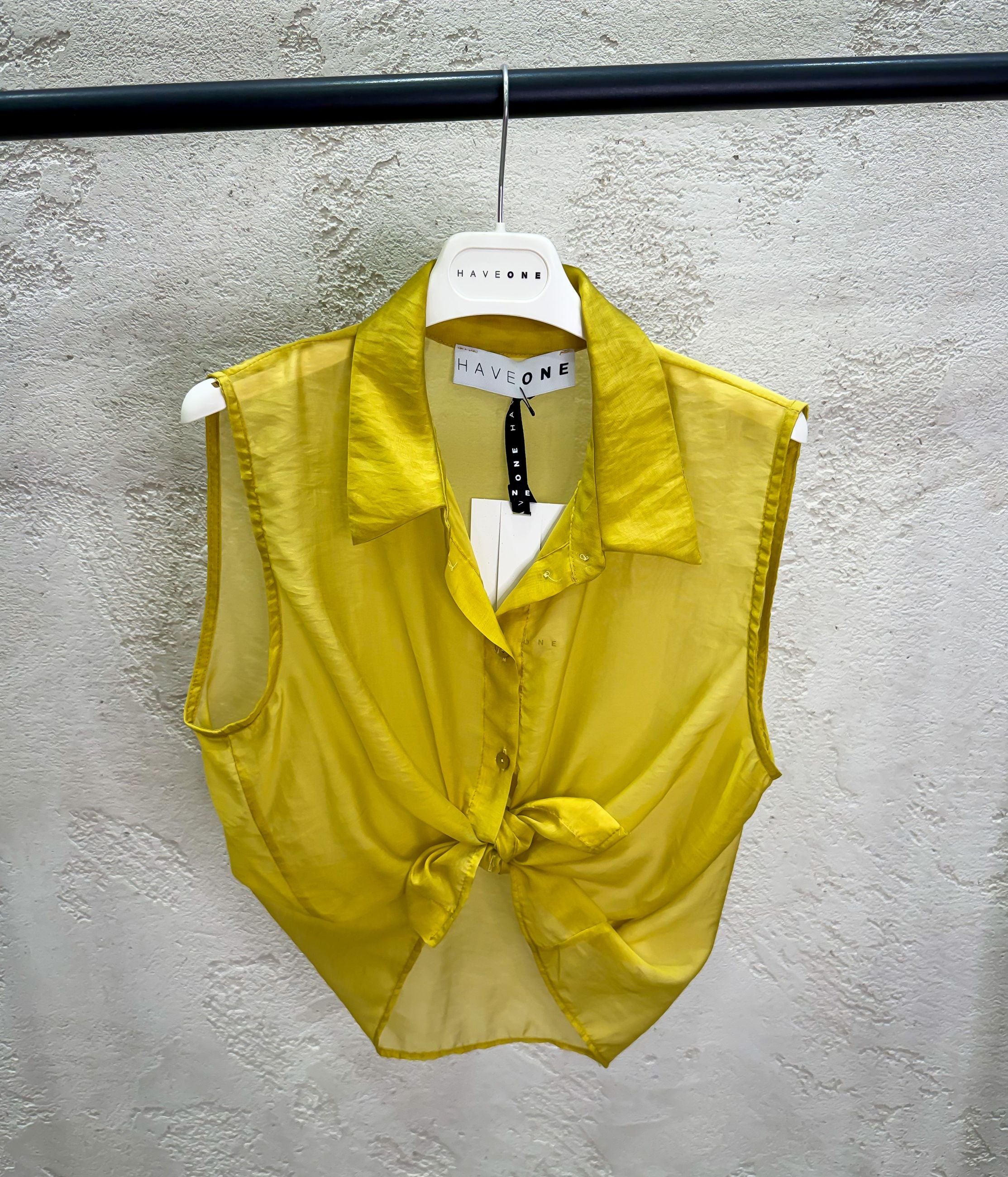 Camicia smanicata con nodo effetto vedo non vedo