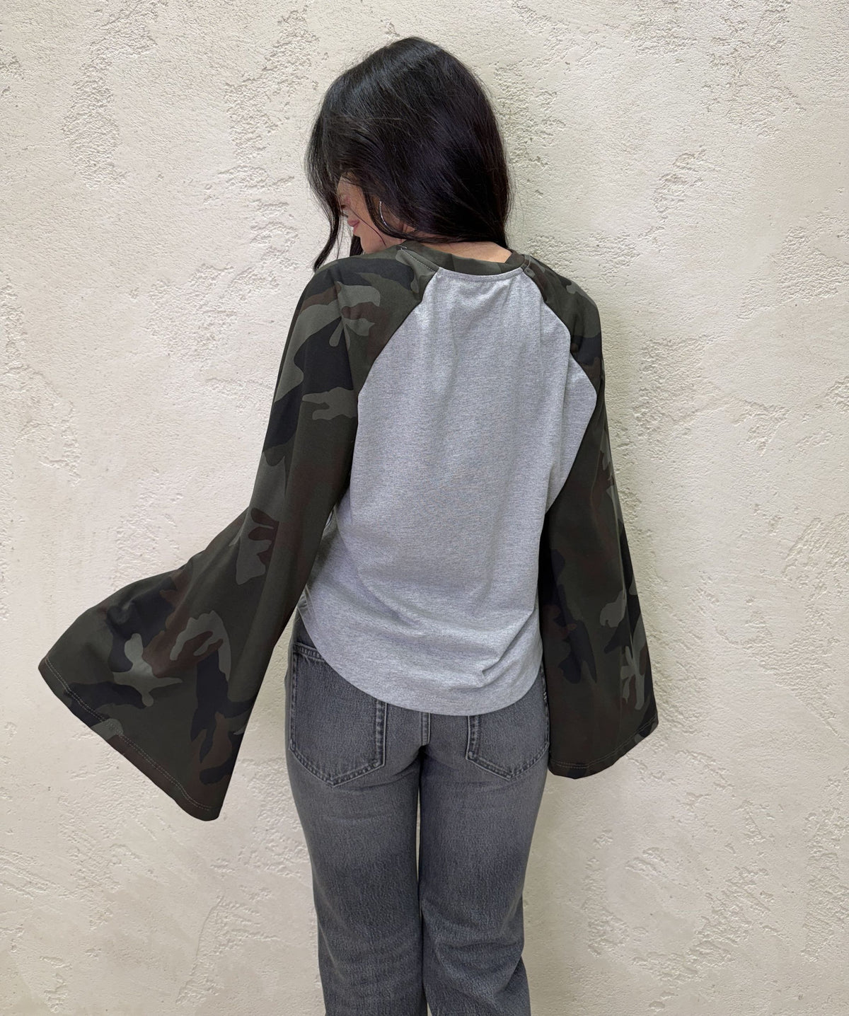 Maglia over con maniche ampie camouflage