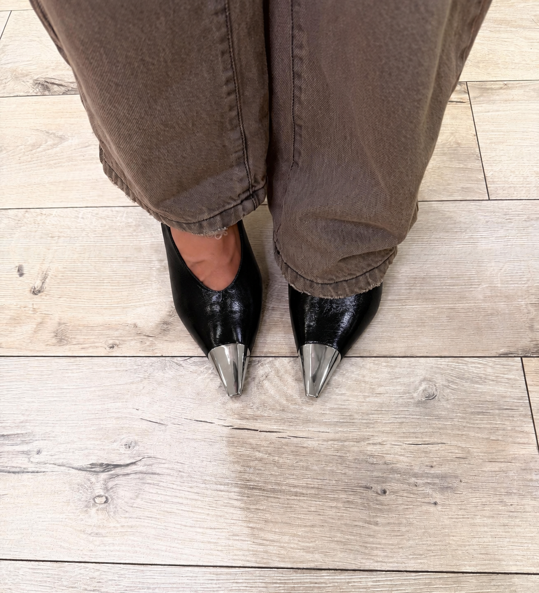 Slingback in vernice nera con punta argentata
