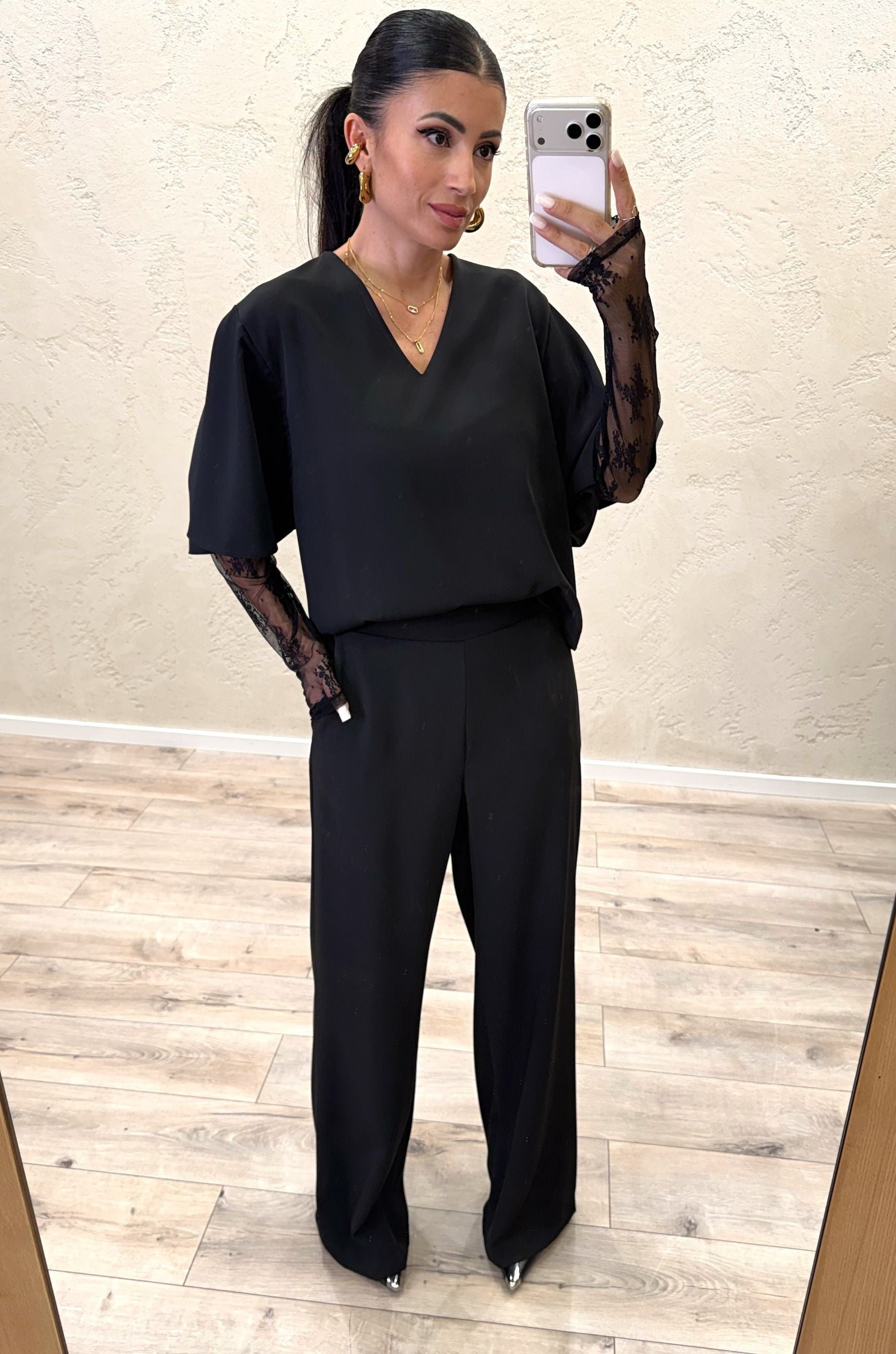 Completo composto da blusa con maniche in pizzo e pantalone fluido a palazzo