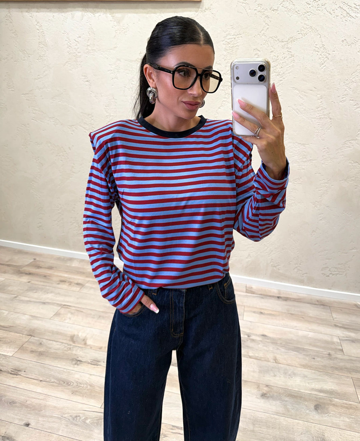 Maglia in viscosa con spalla rinforzata.