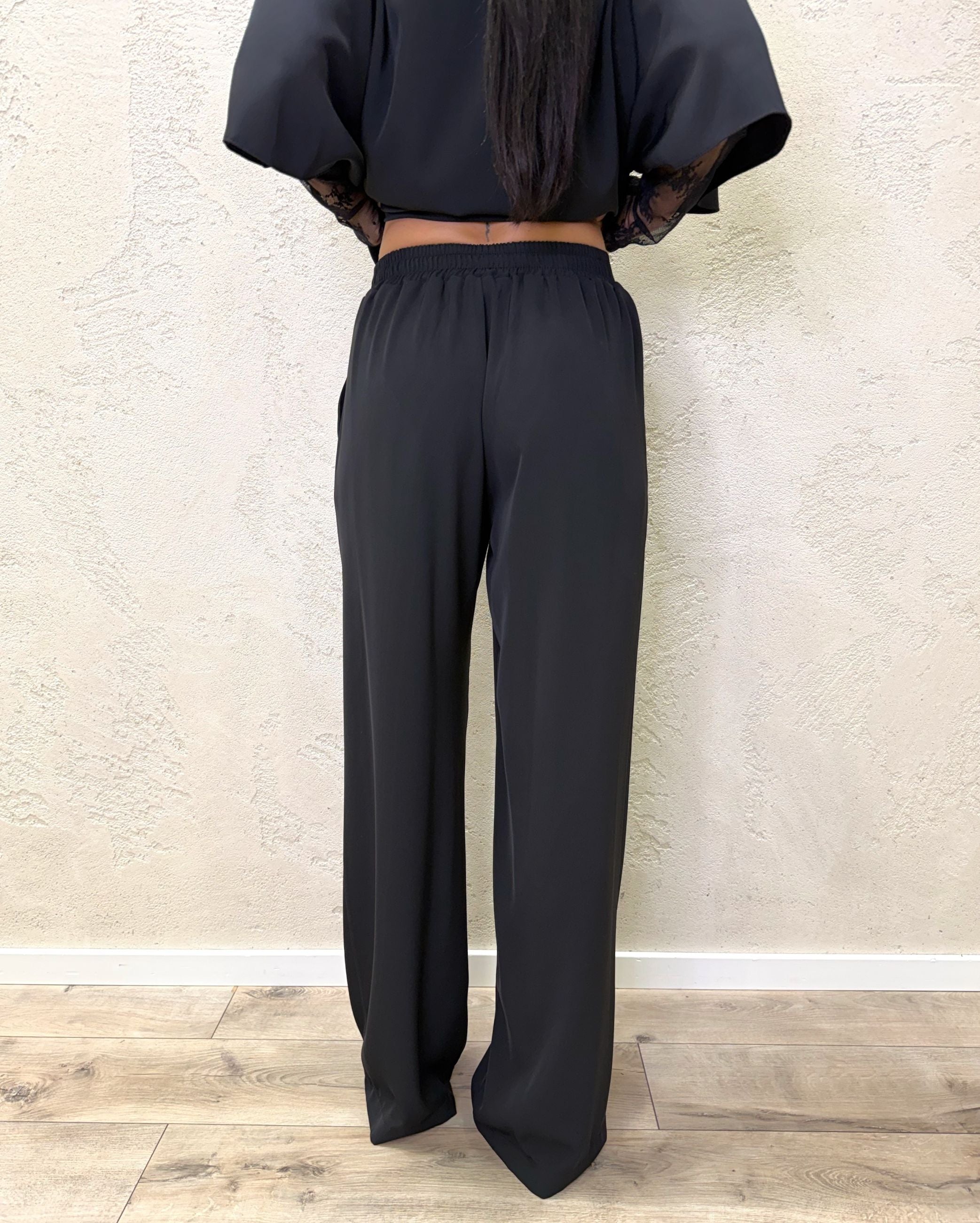 Completo composto da blusa con maniche in pizzo e pantalone fluido a palazzo
