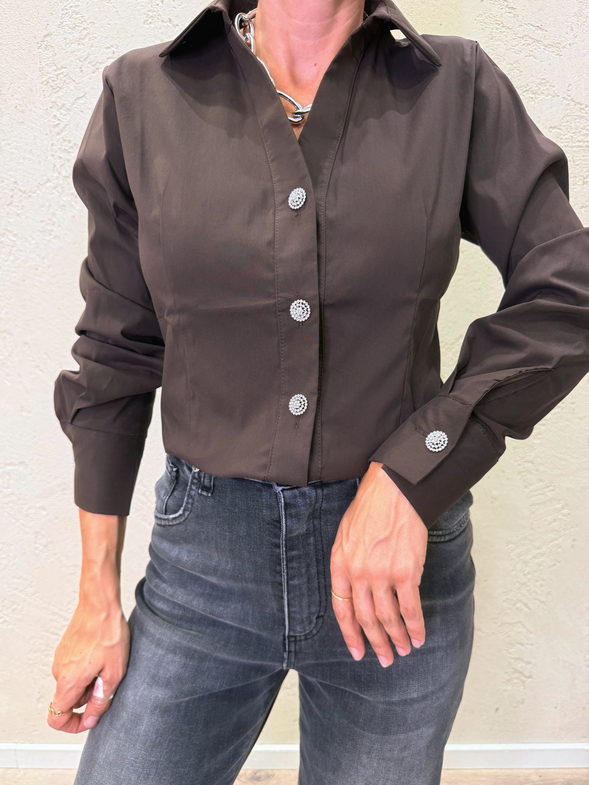 Camicia scollo a V con bottoni gioiello