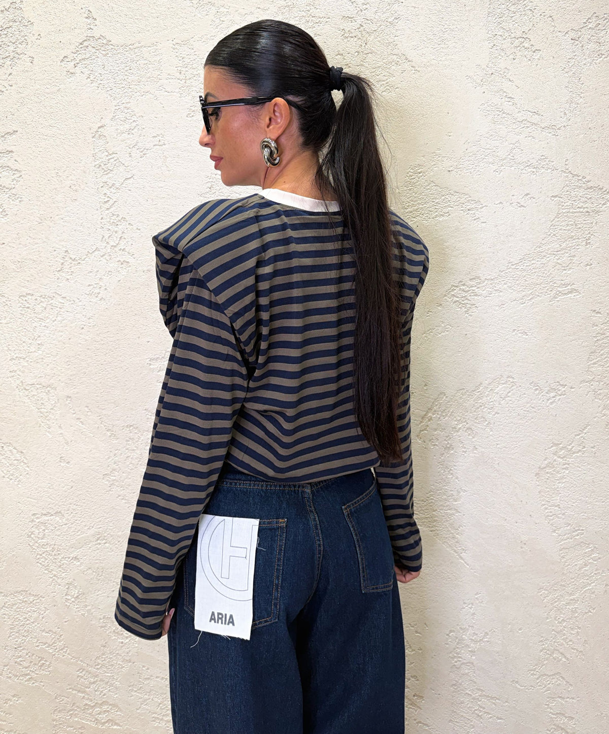 Maglia in viscosa con spalla rinforzata.