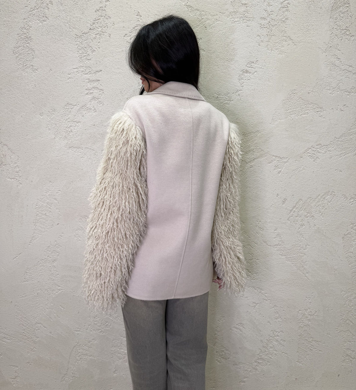Cappotto con manica bouclé