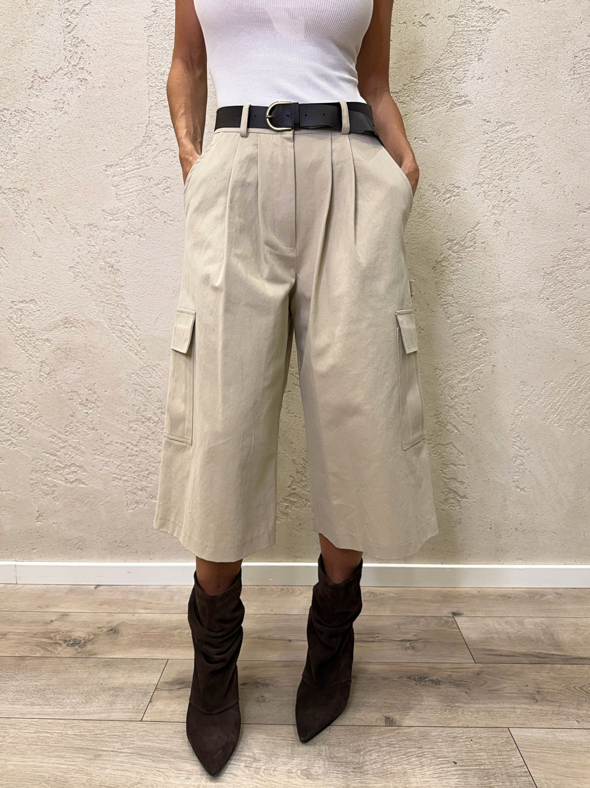 Maxi bermuda con tasconi e cintura
