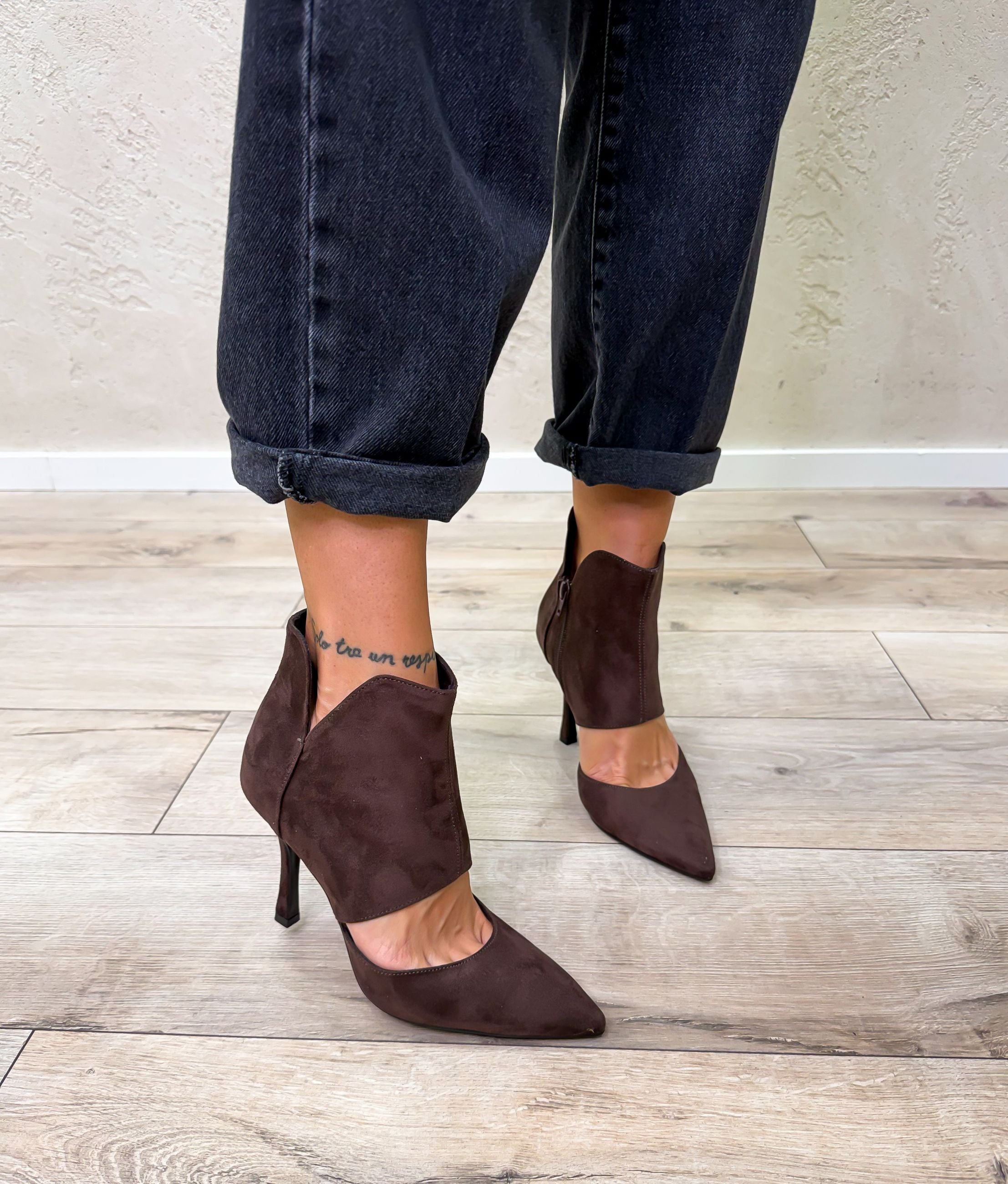 Stivaletto in suede con apertura superiore