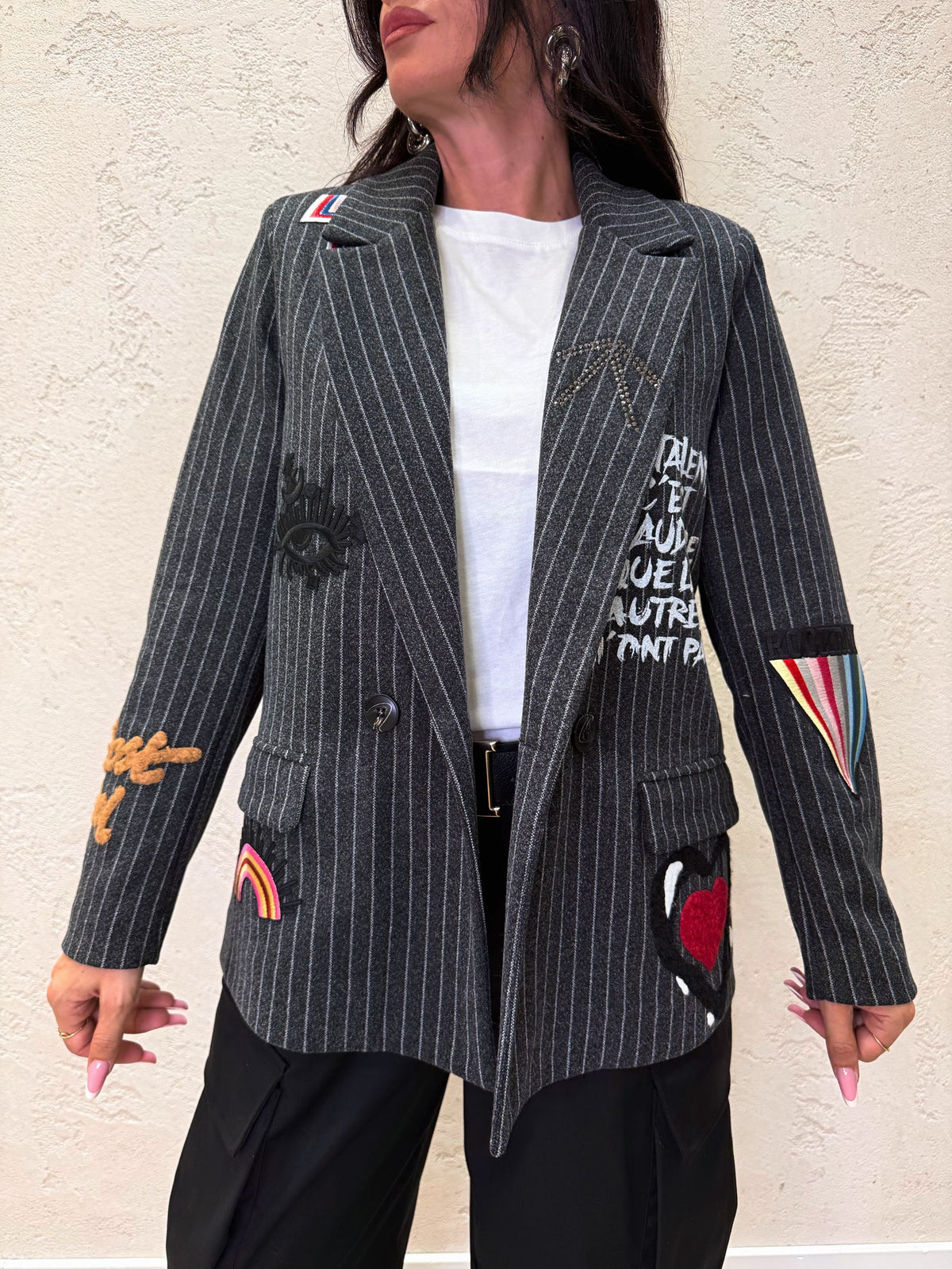 Blazer doppiopetto gessato con applicazioni