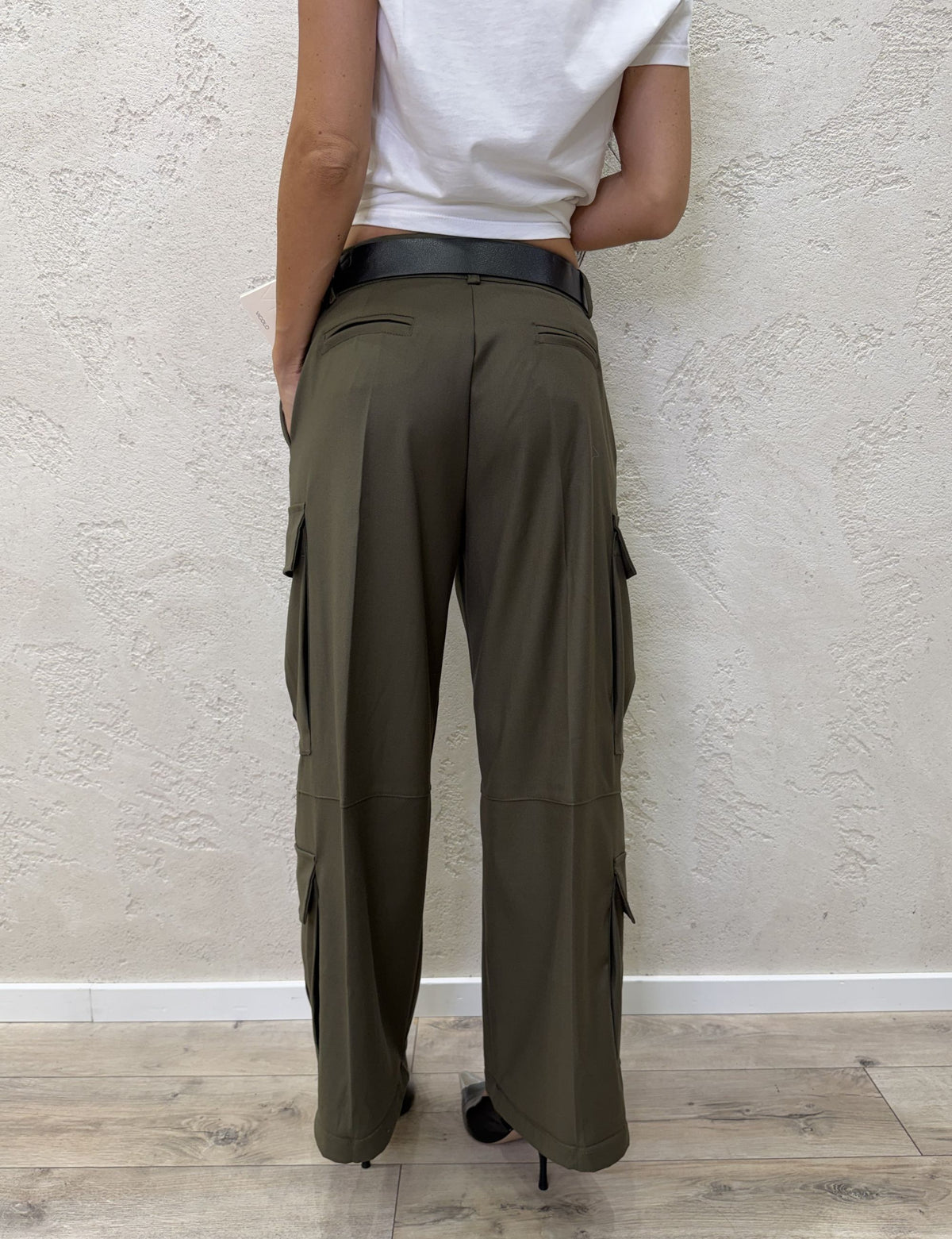 Pantalone con tasconi effetto satin