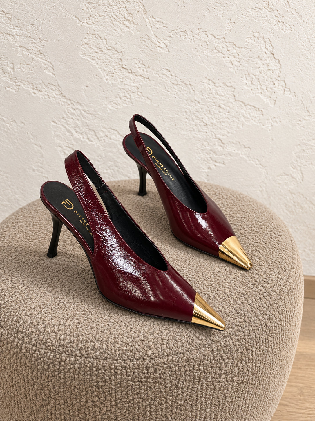 Slingback rubino con punta dorata
