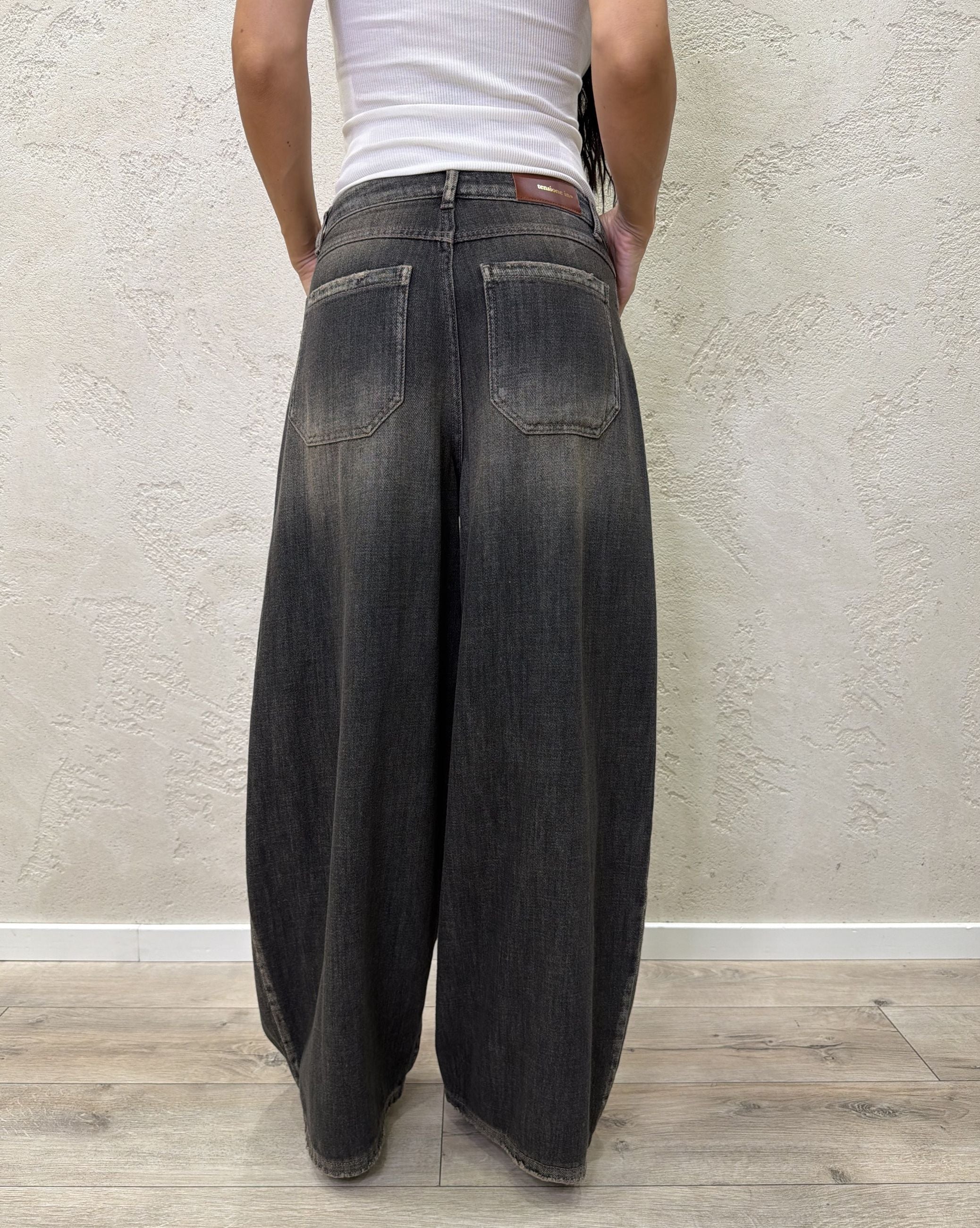 Jeans Kaja modello wide leg in tela ferma