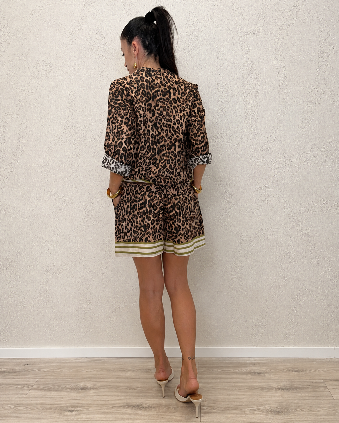 Completo maculato camicia e shorts