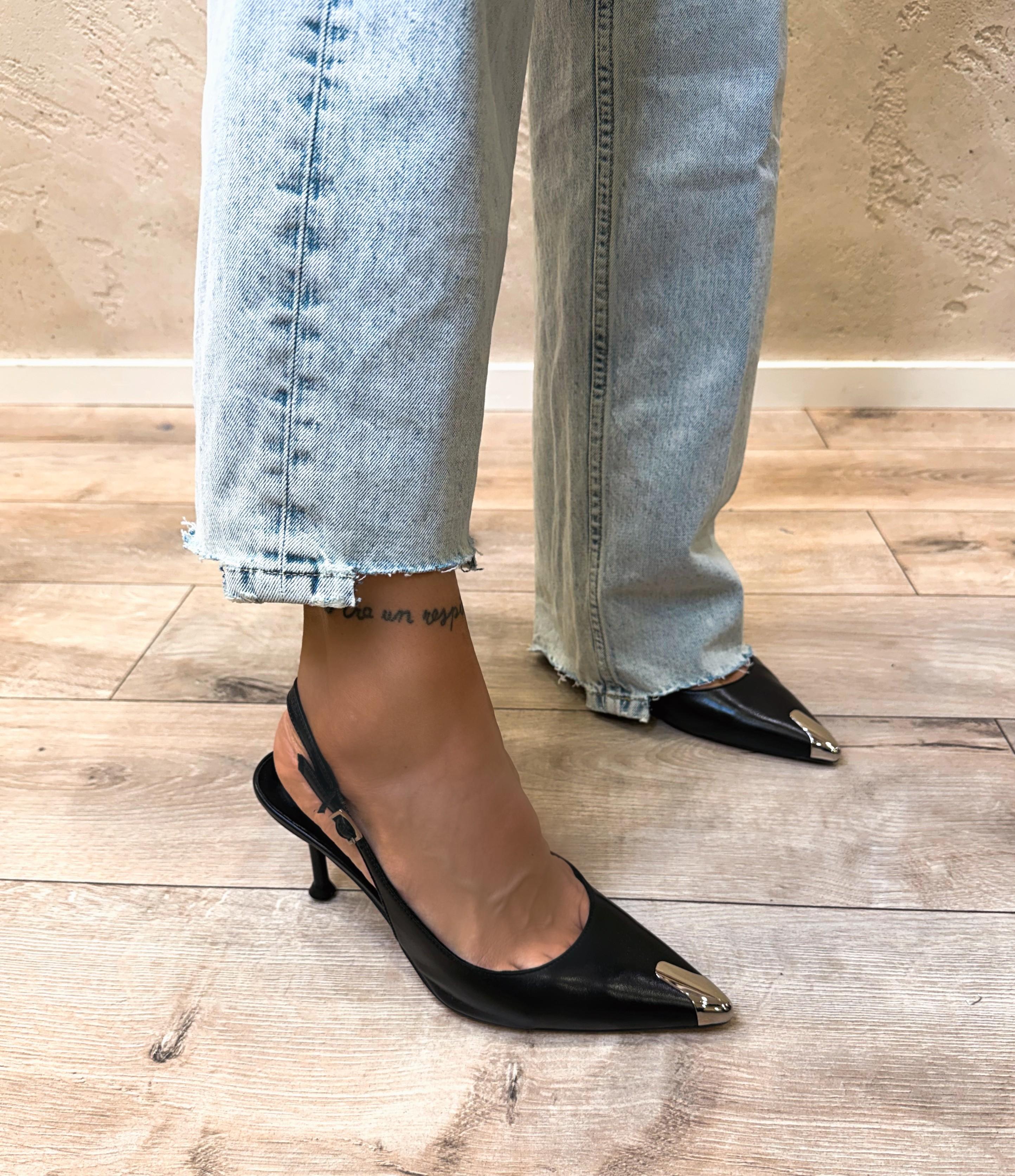 slingbackin vera pelle con punta metallica A712 NERO DIVINE FOLLIE 