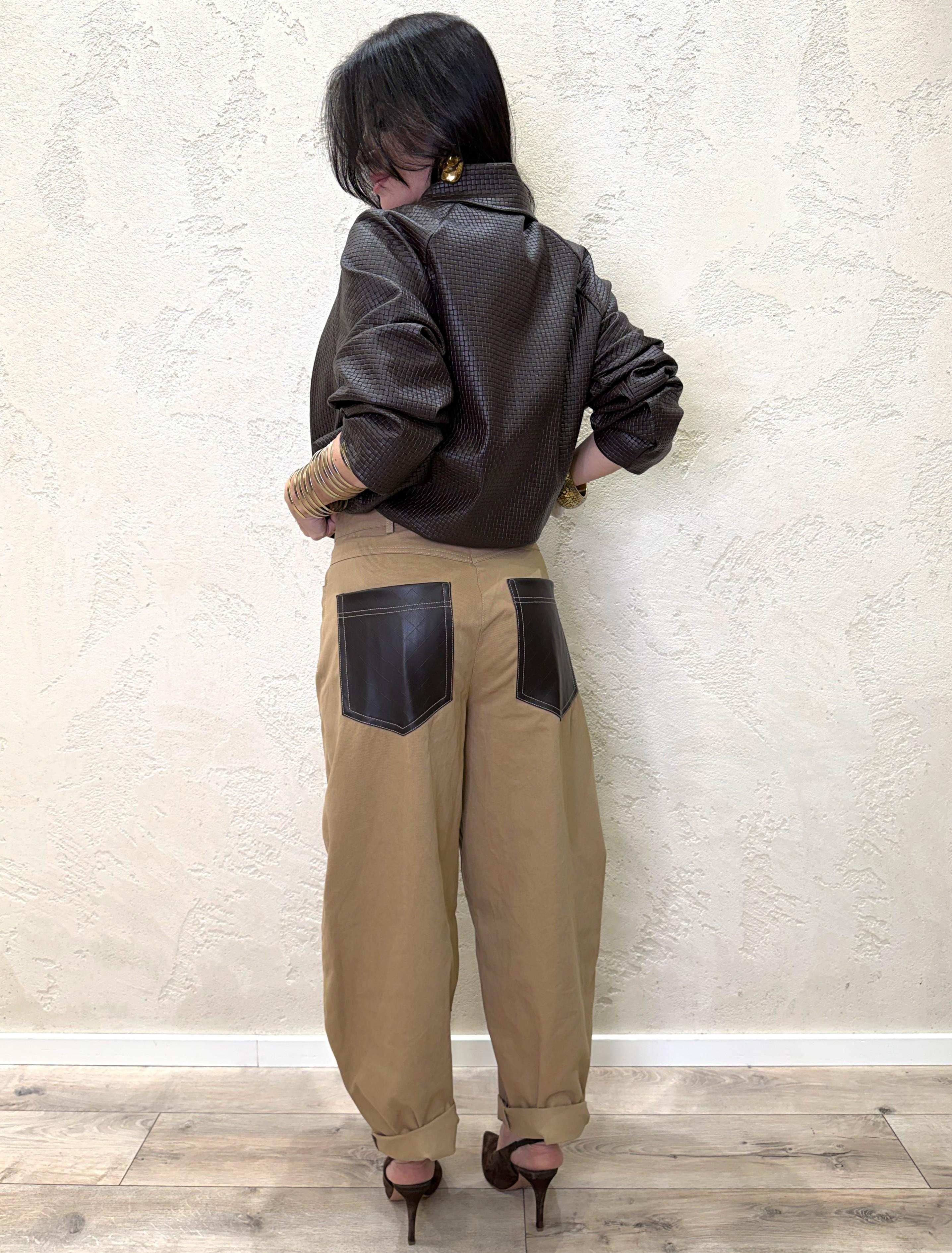 pantalone barrel fit con dettaglio di tasche in ecopelle 26P4163 TABACCO TENSIONE IN 