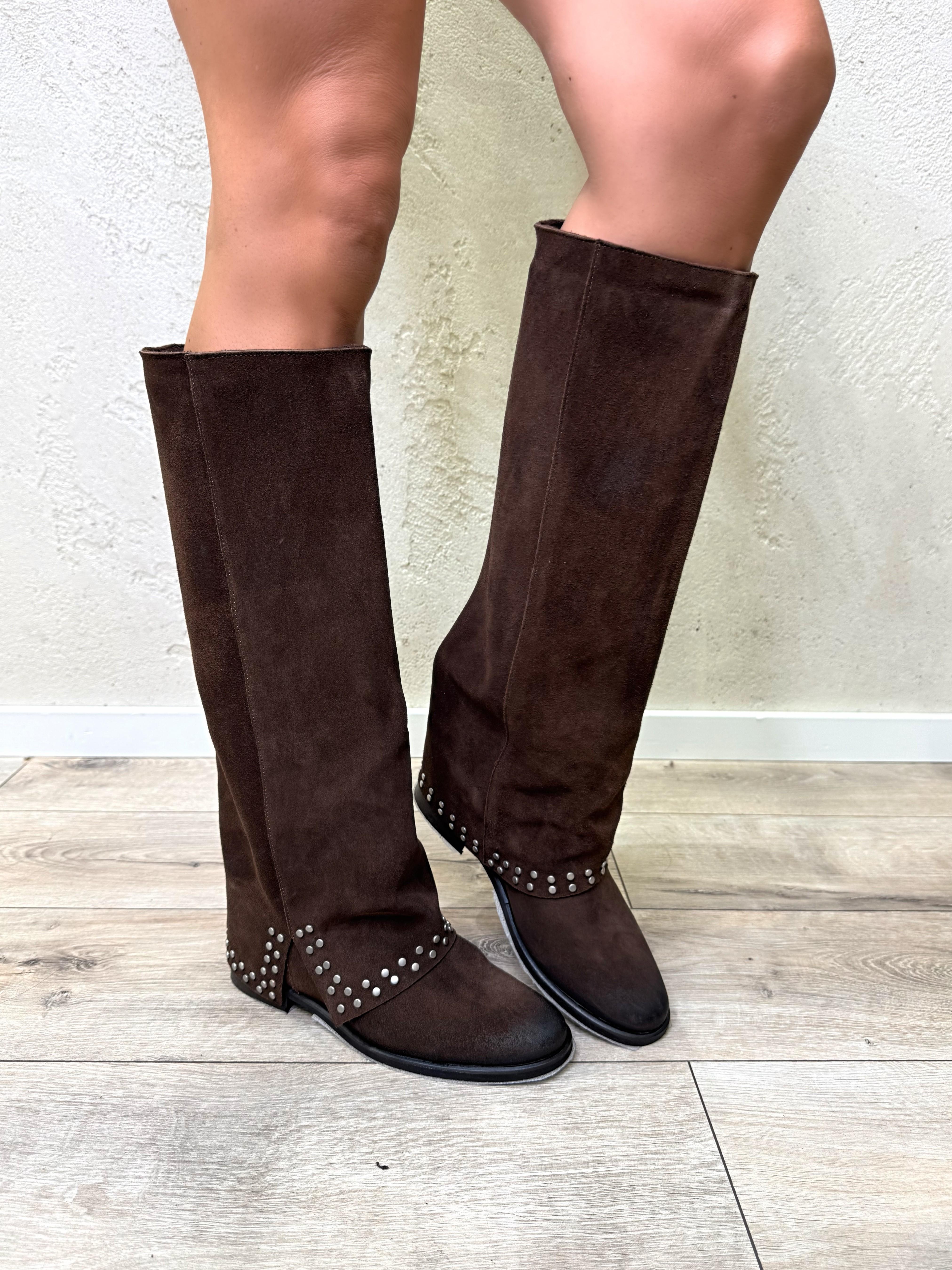 stivale in camoscio con risvolto e dettaglio di borchie con rialzo interno FAB110T CROSTA DIVINE FOLLIE 