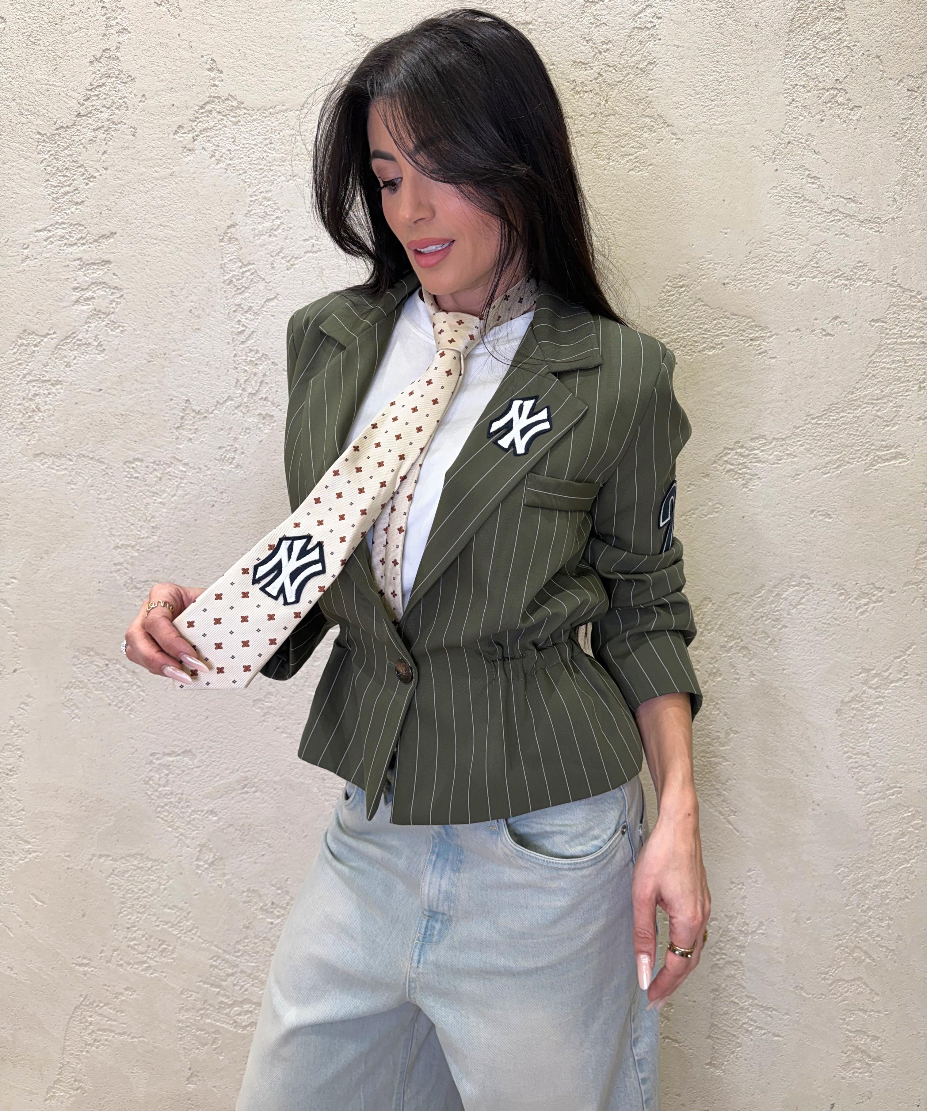 giacca gessata con patch e cravatta in dotazione 38763 MILITARE TENSIONE IN 