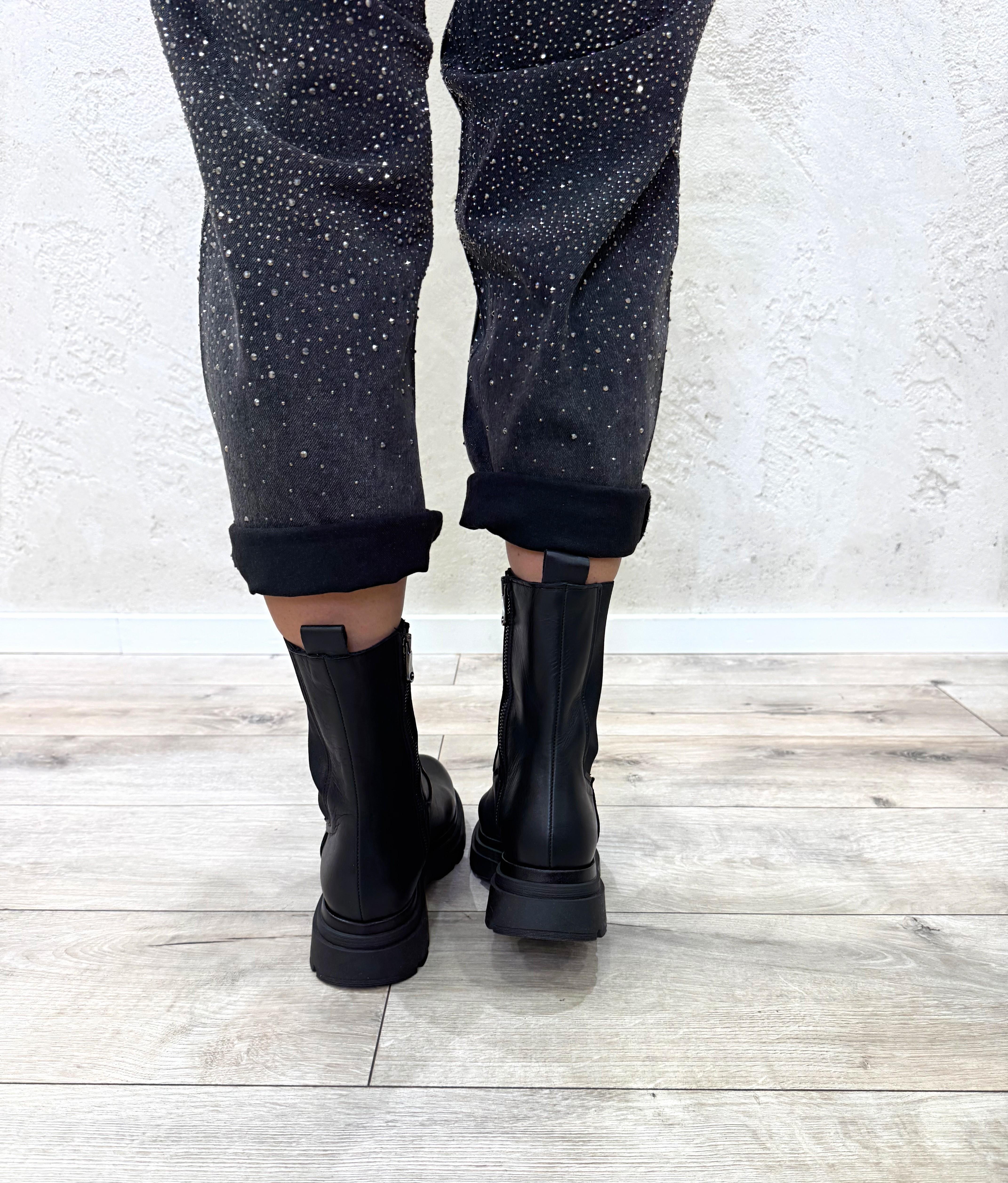 boots in vera pelle con banda elastica e zip interna BF07 NERO DIVINE FOLLIE 