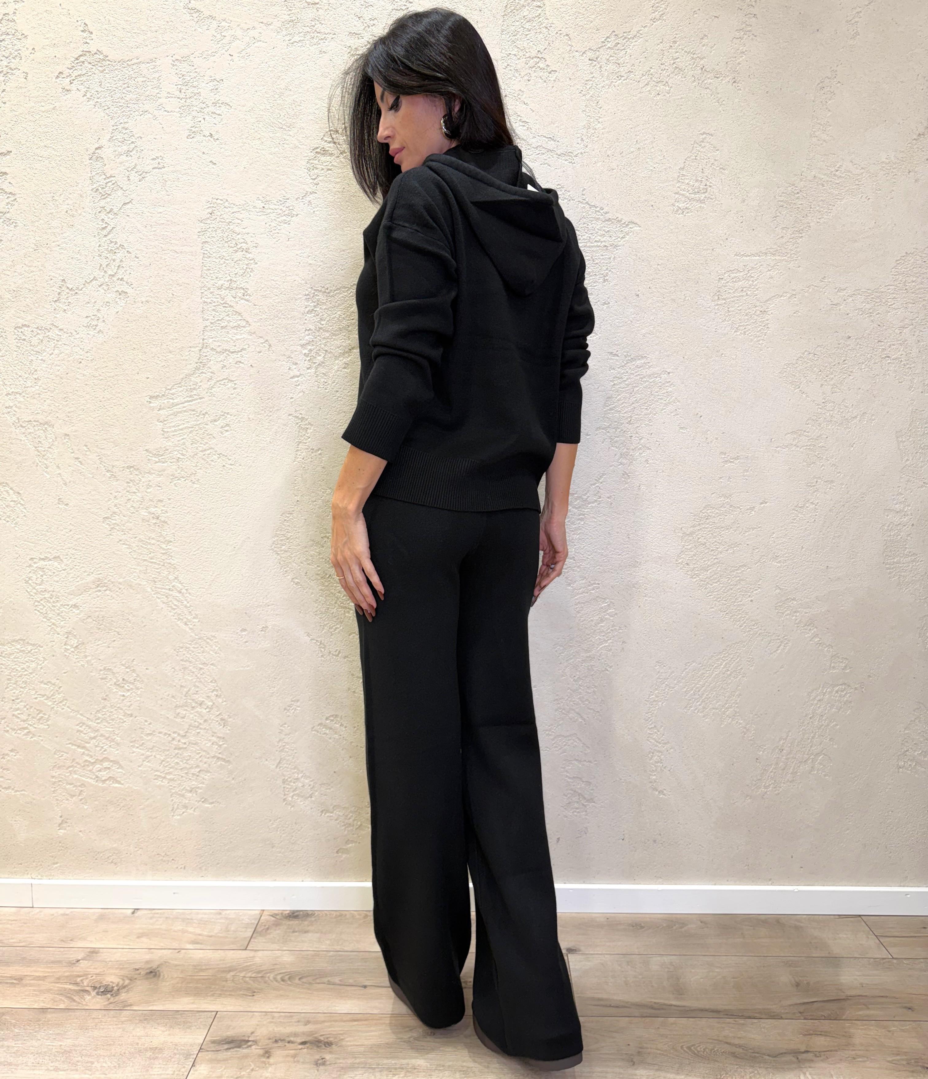 completo in maglia pull con cappuccio e pantalone a gamba larga CMCAP NERO ELEVI 